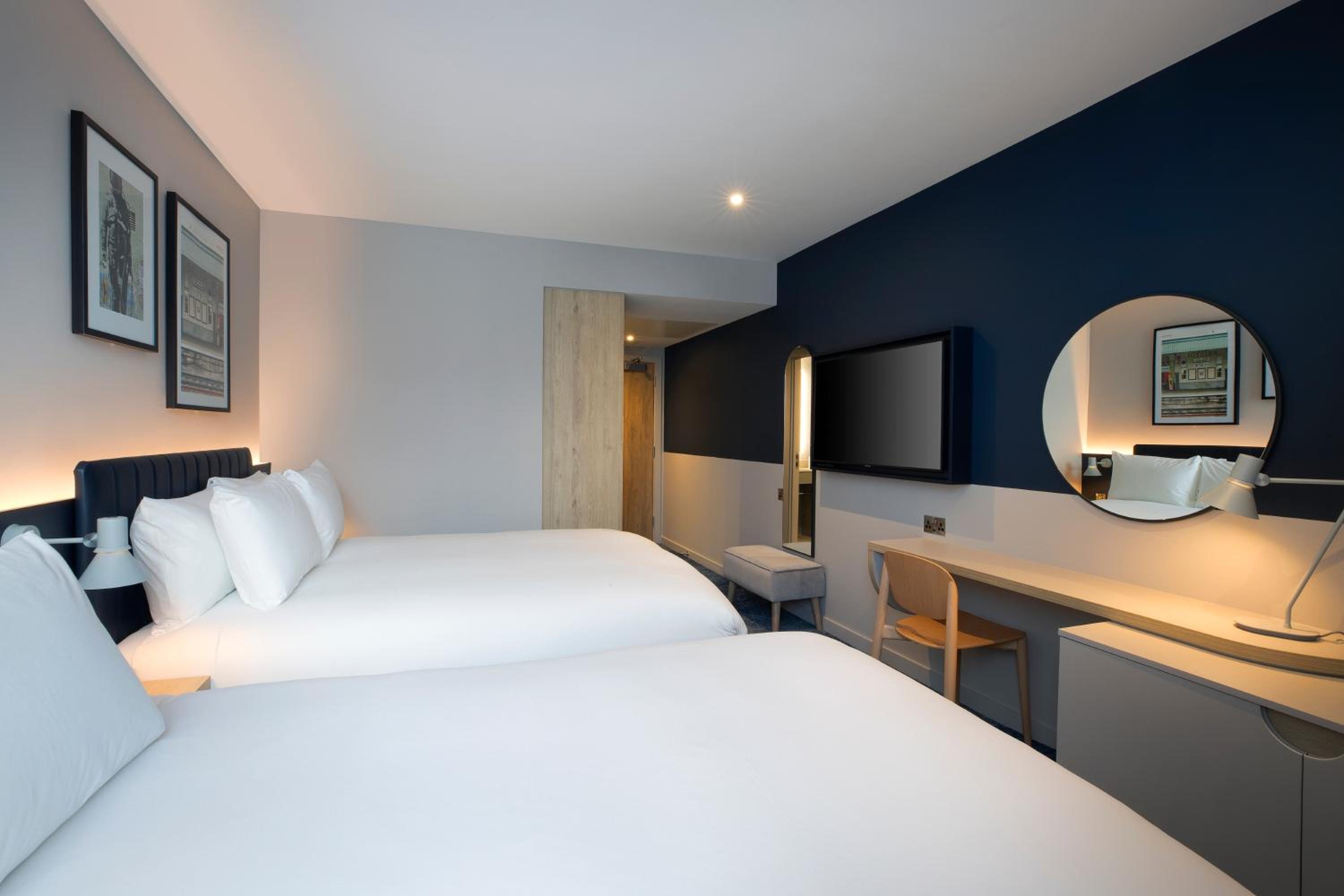 Double or Twin Room thumbnail 5