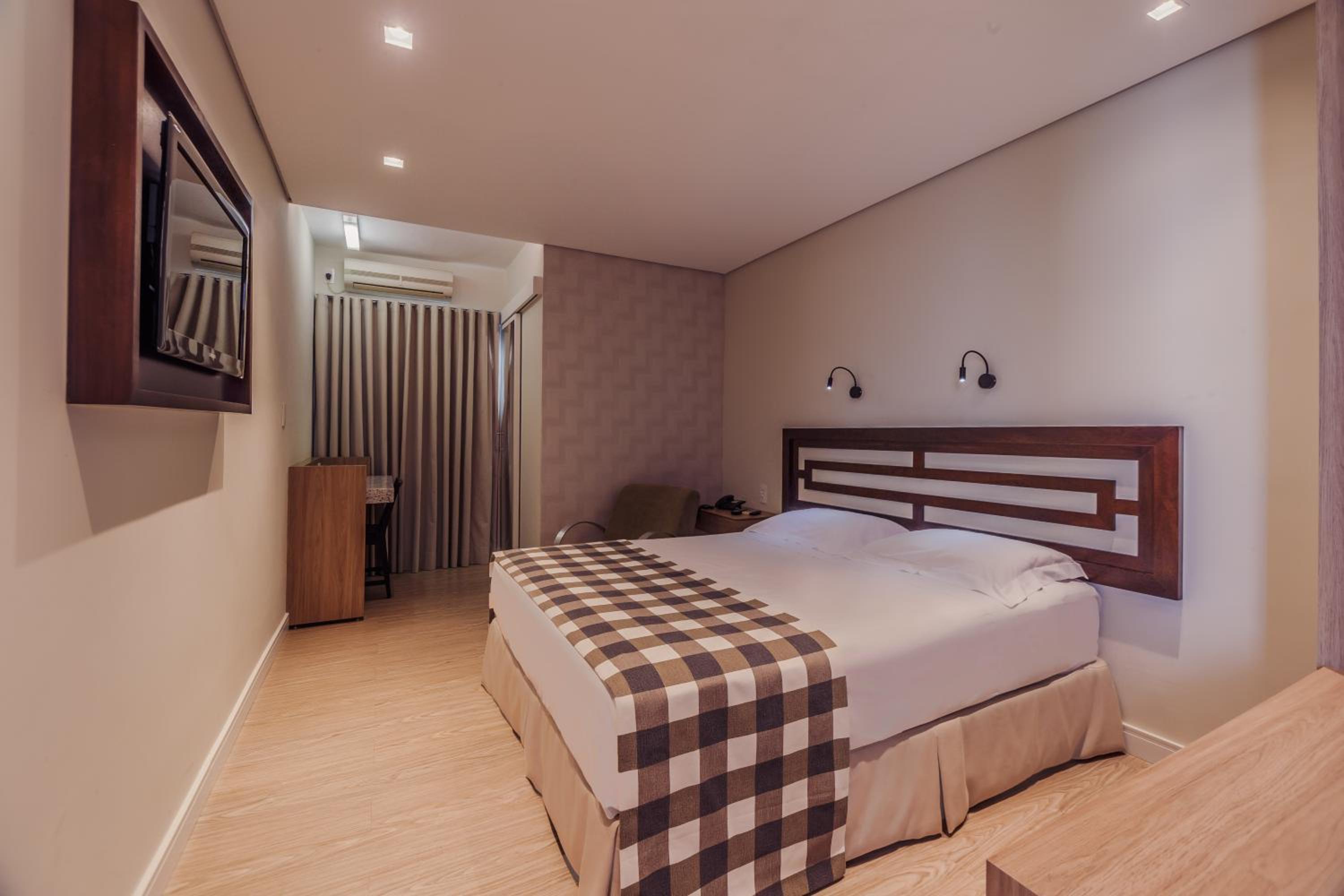 Executive Suite - Photo 2