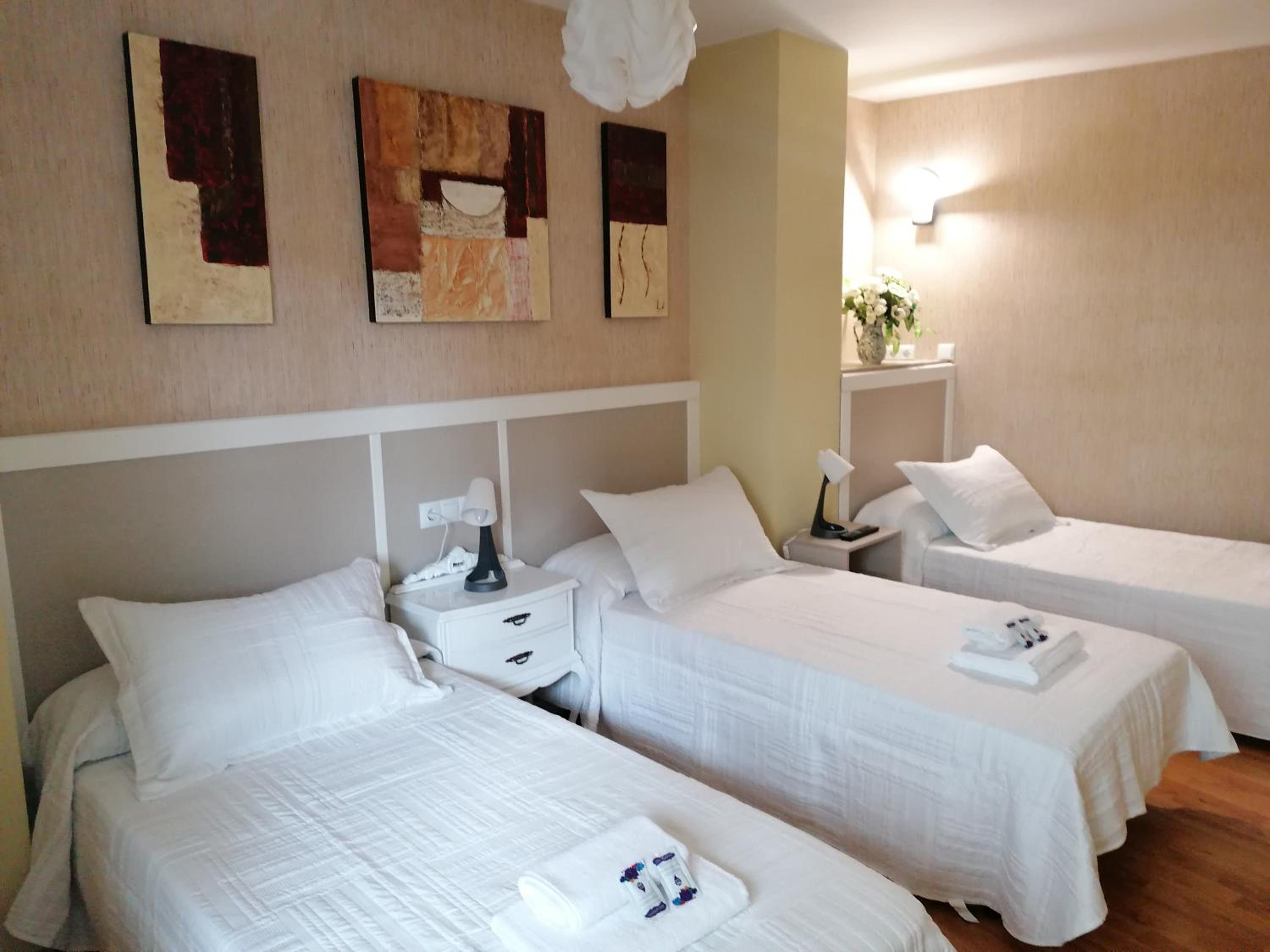 Habitación triple con baño
