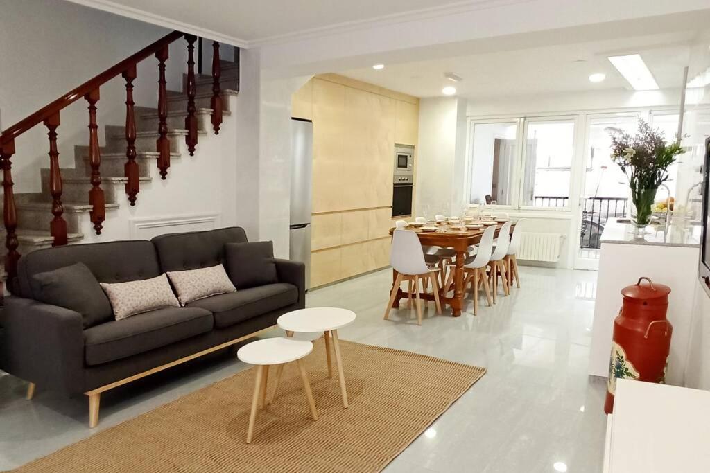 Five-Bedroom House photo 2