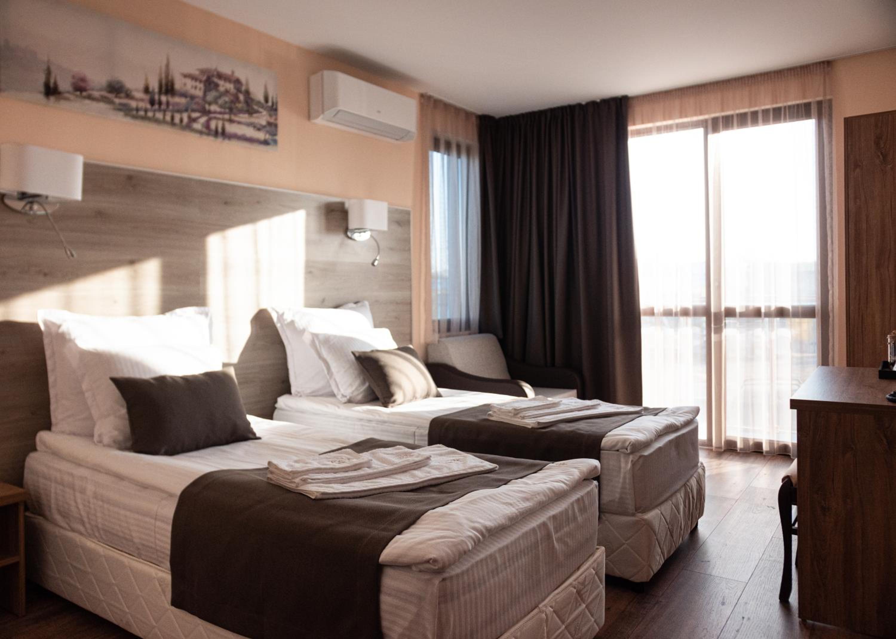 Deluxe Double Or Twin Room - Photo 2