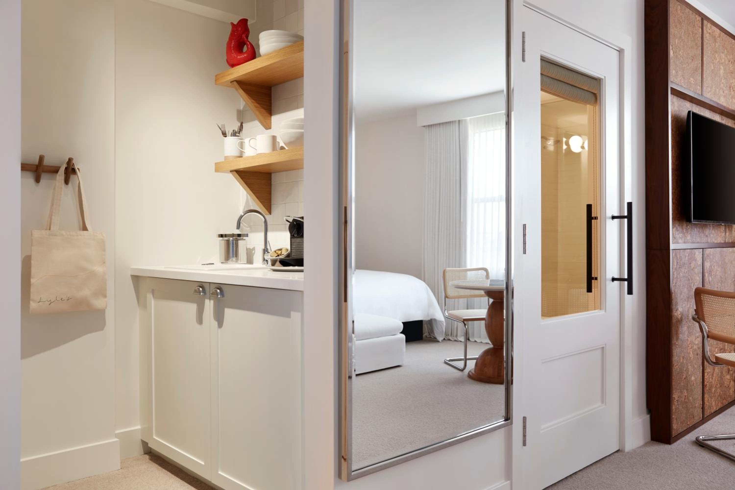 Premier King with Kitchenette - Photo 4