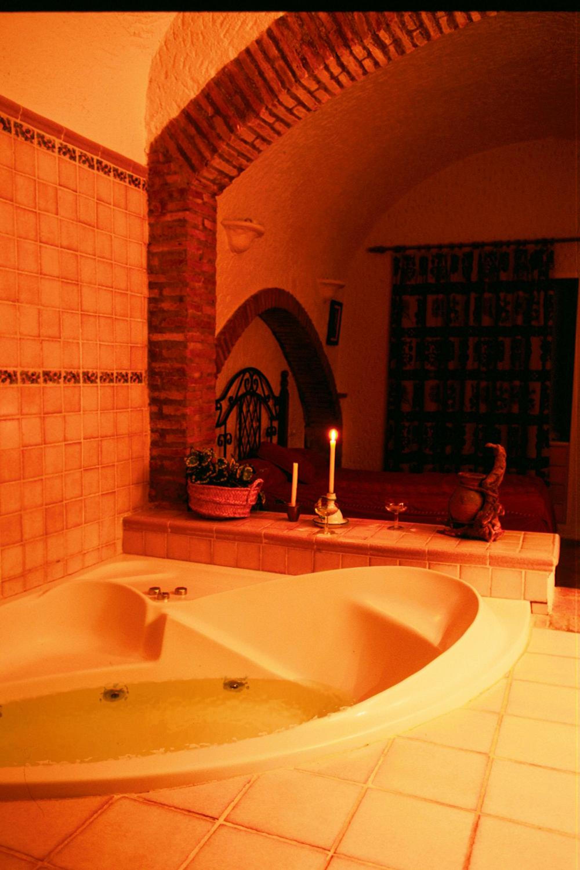 Suite Cave with Hot Tub - Photo 9