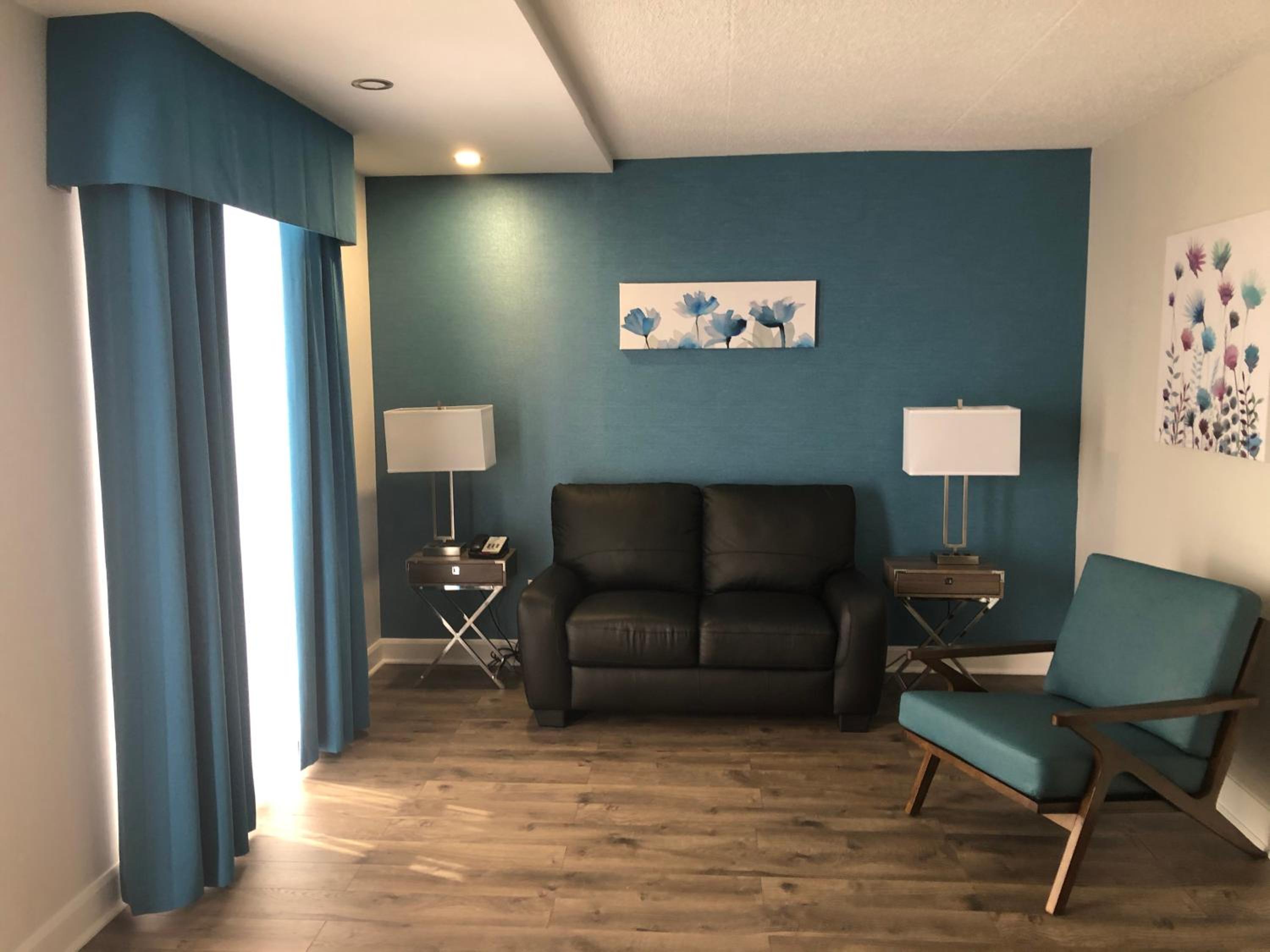 Penthouse King Room thumbnail 6