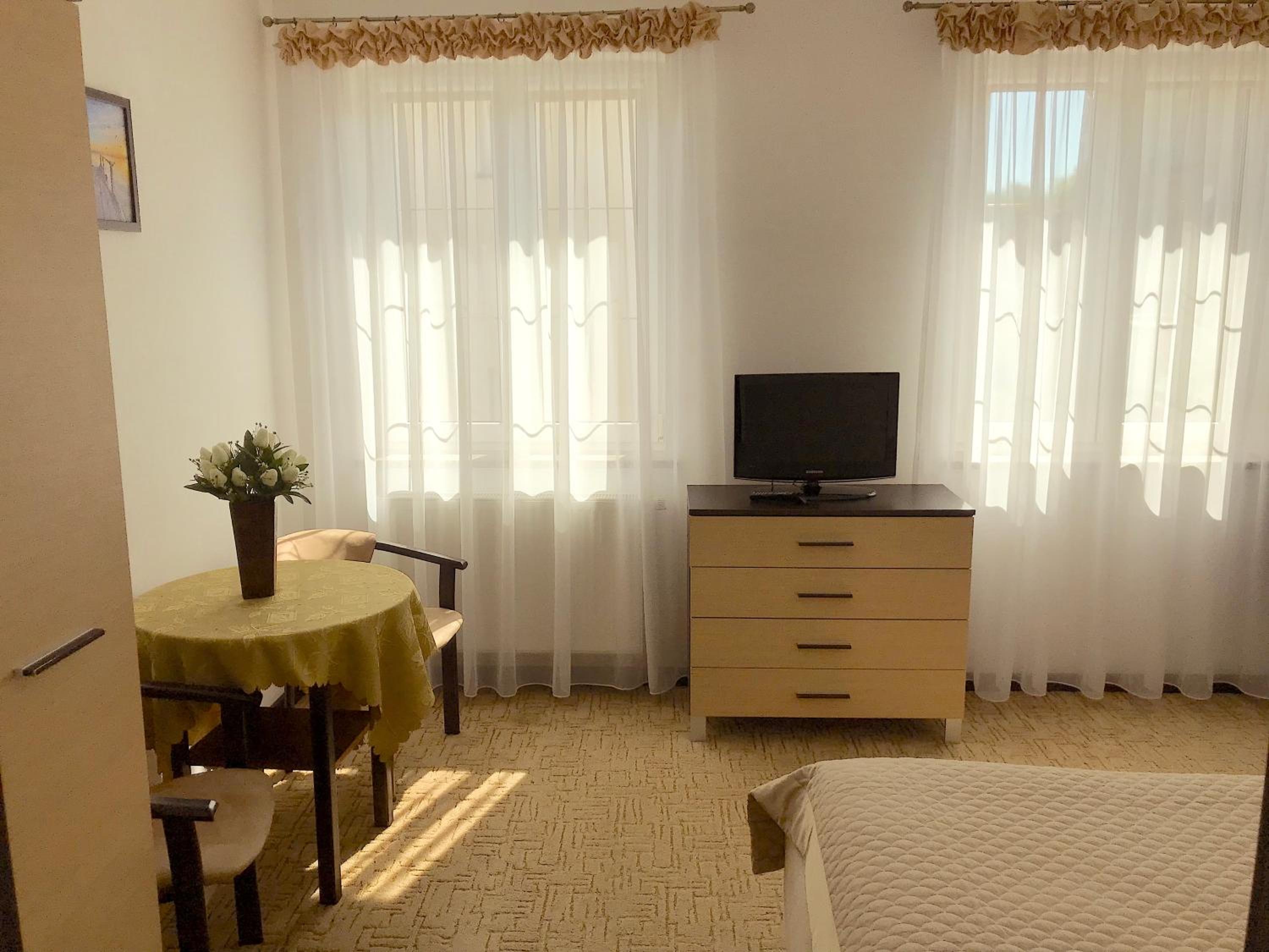Large Double Room - Photo 5