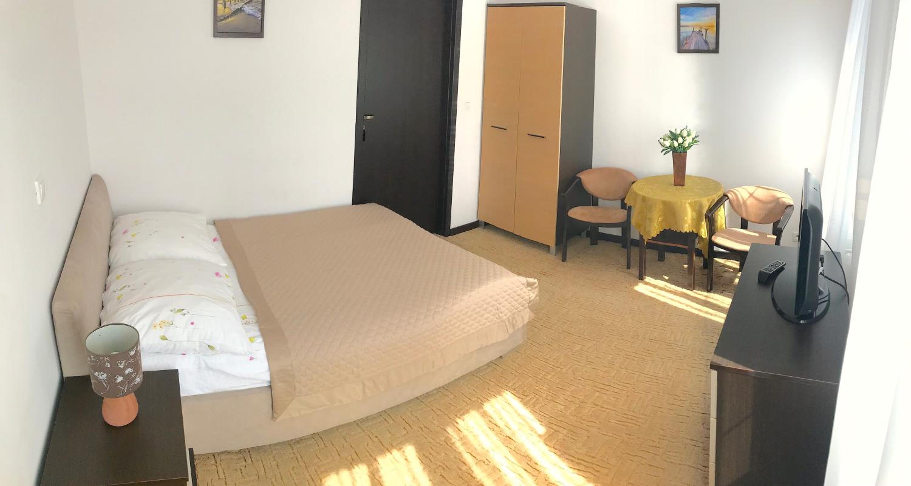 Large Double Room - Photo 6