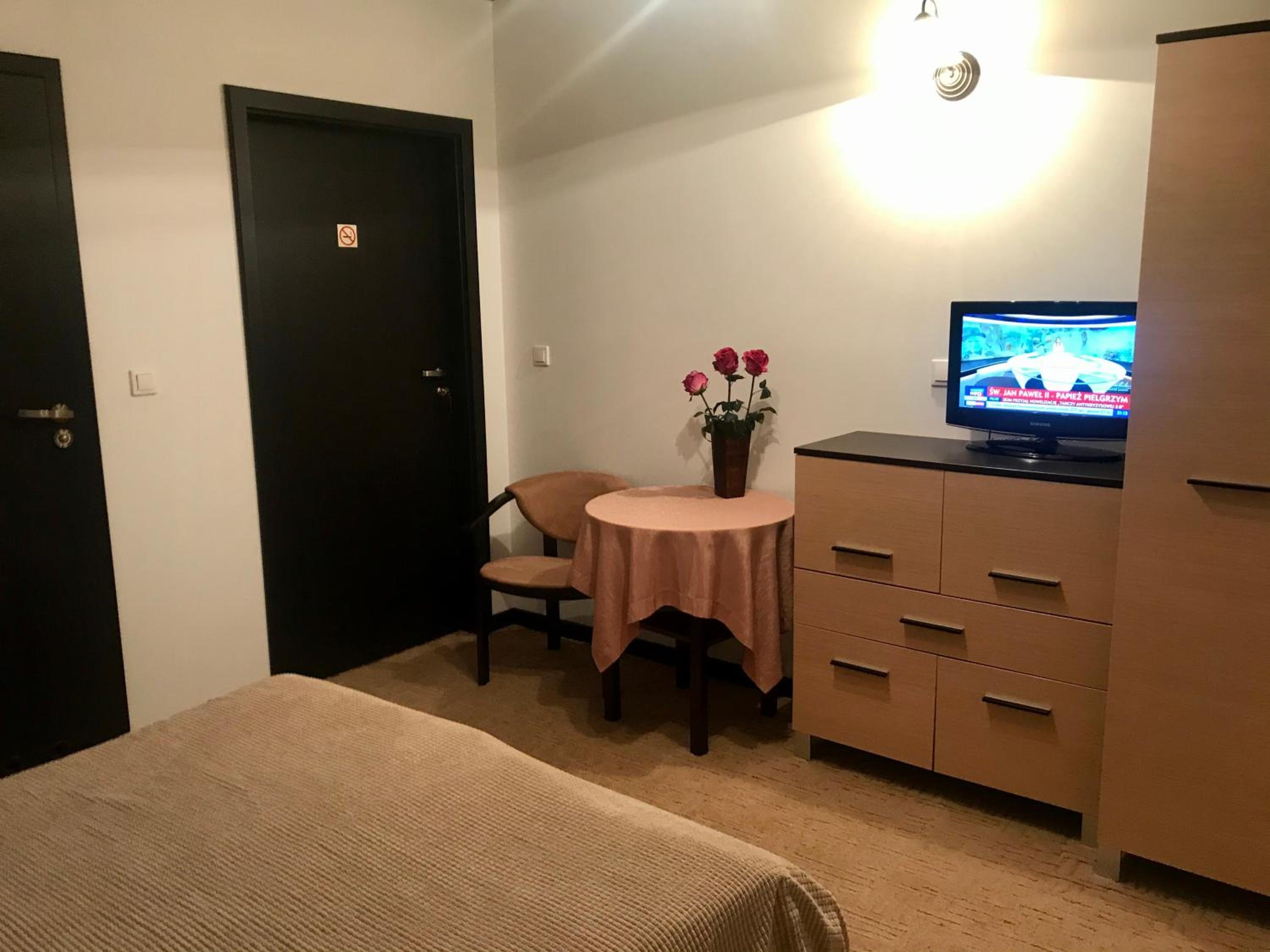 Triple Room with Private Bathroom - Photo 2