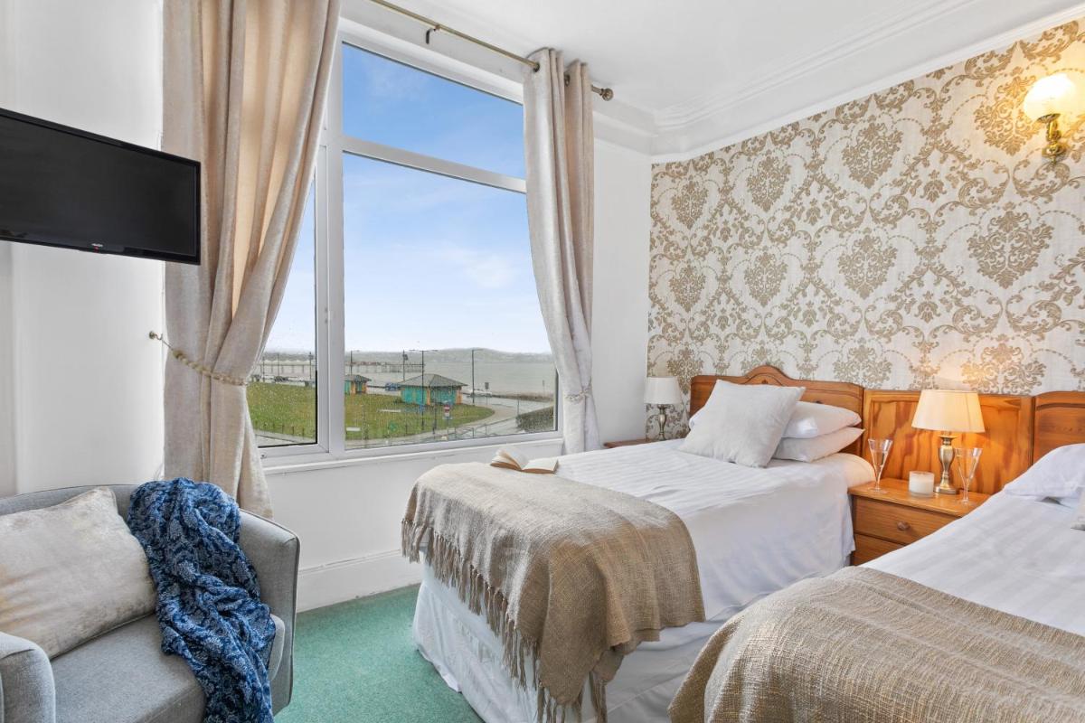 Twin Room with Sea View photo 3