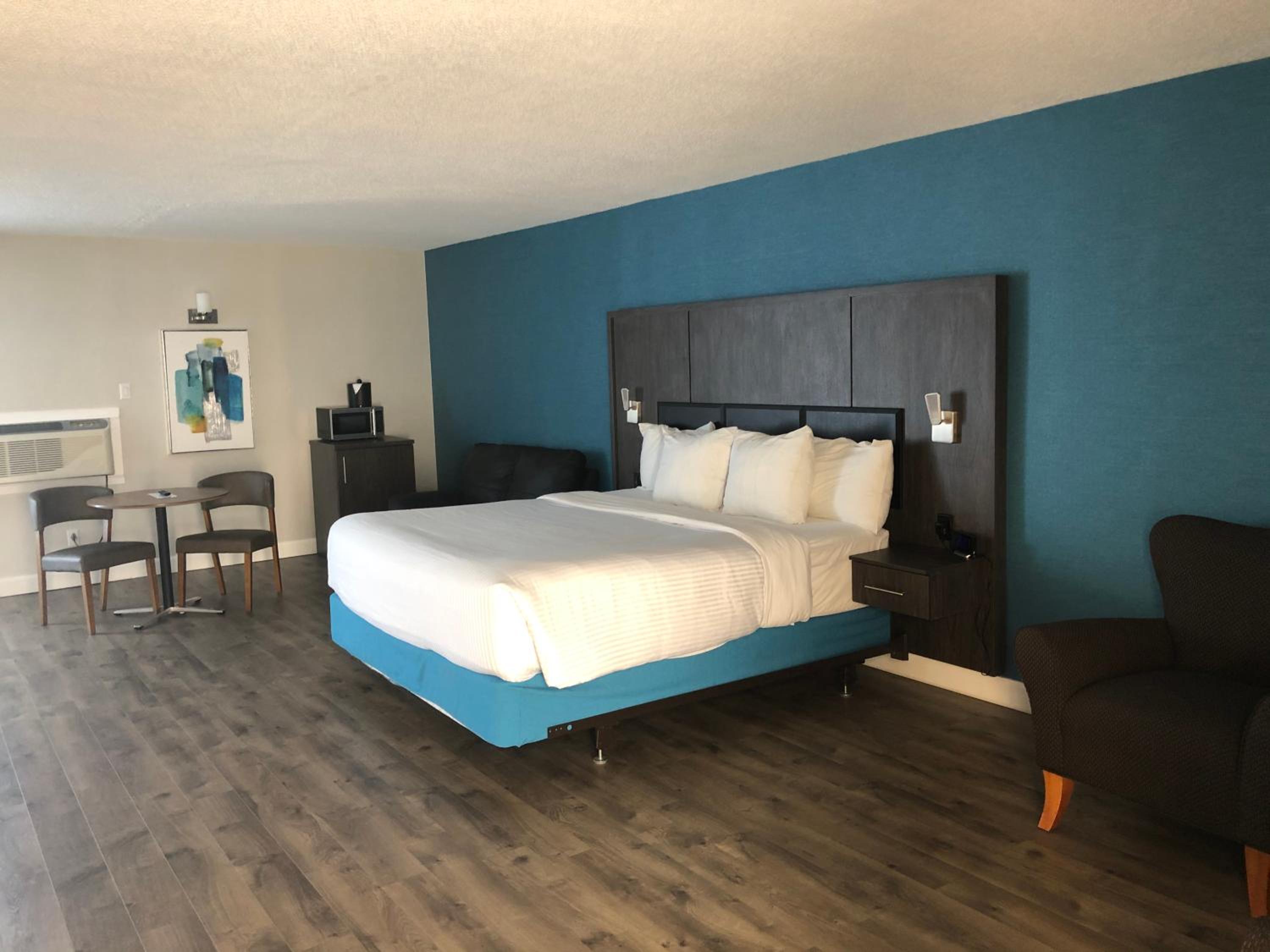 Penthouse King Room thumbnail 6