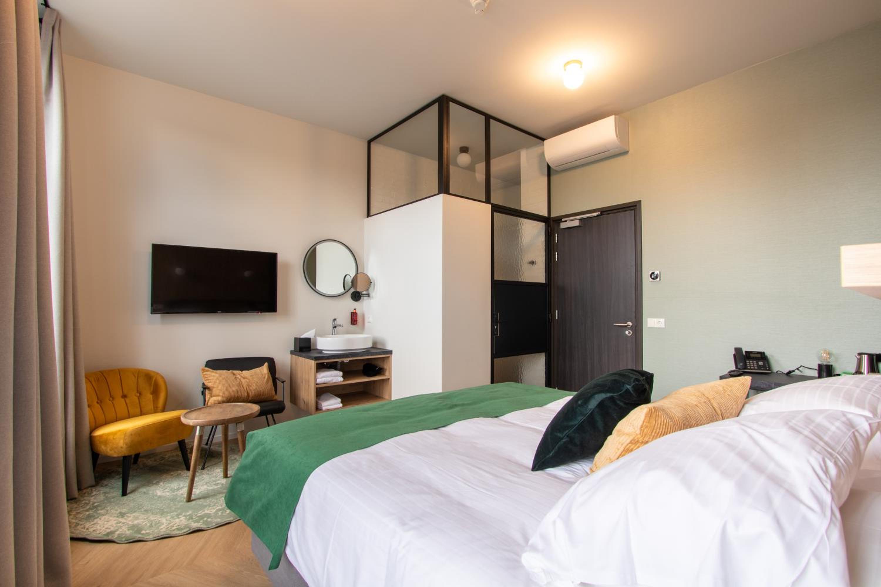 Deluxe King Room photo 2