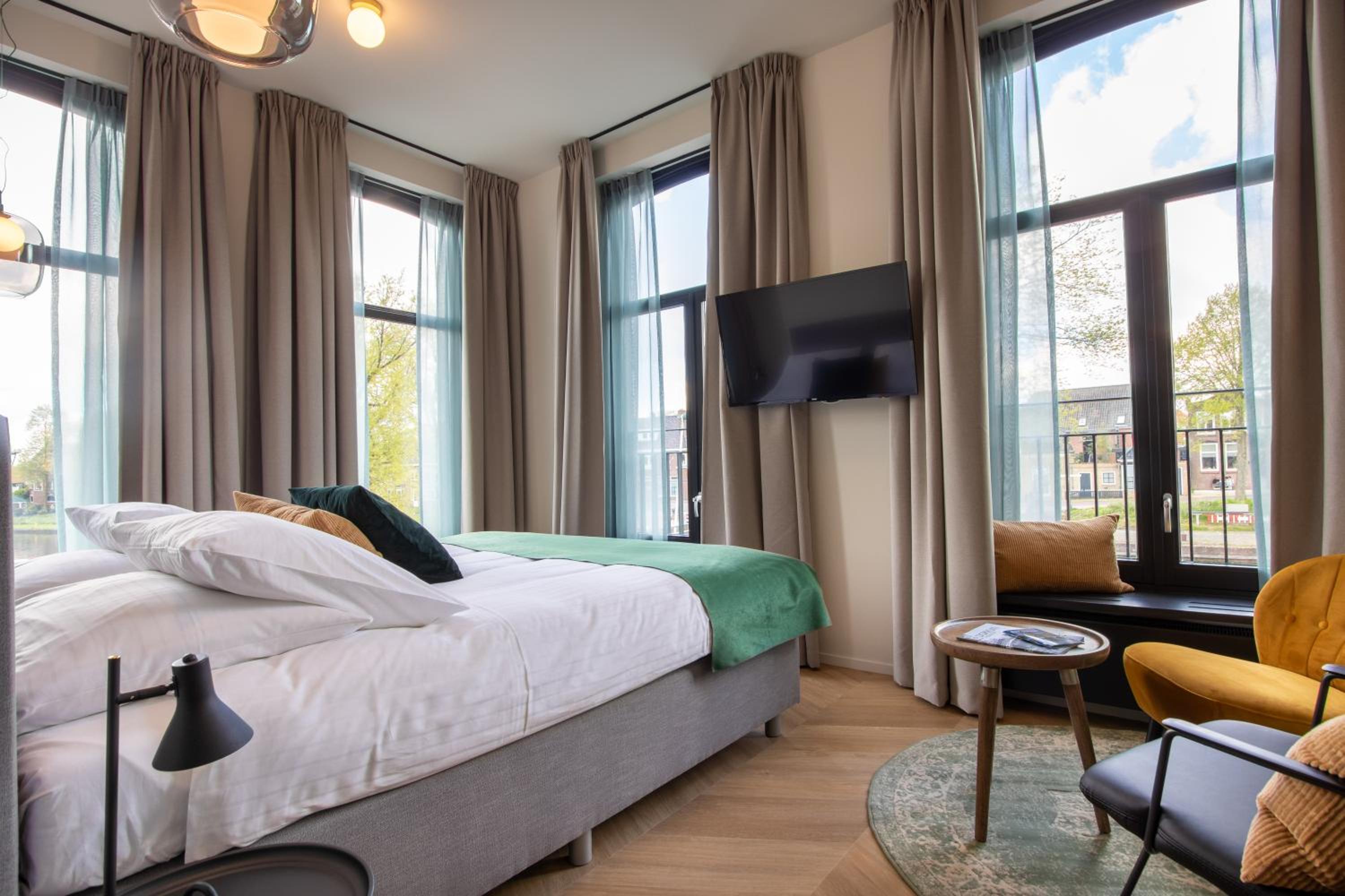 Deluxe King Room photo 1