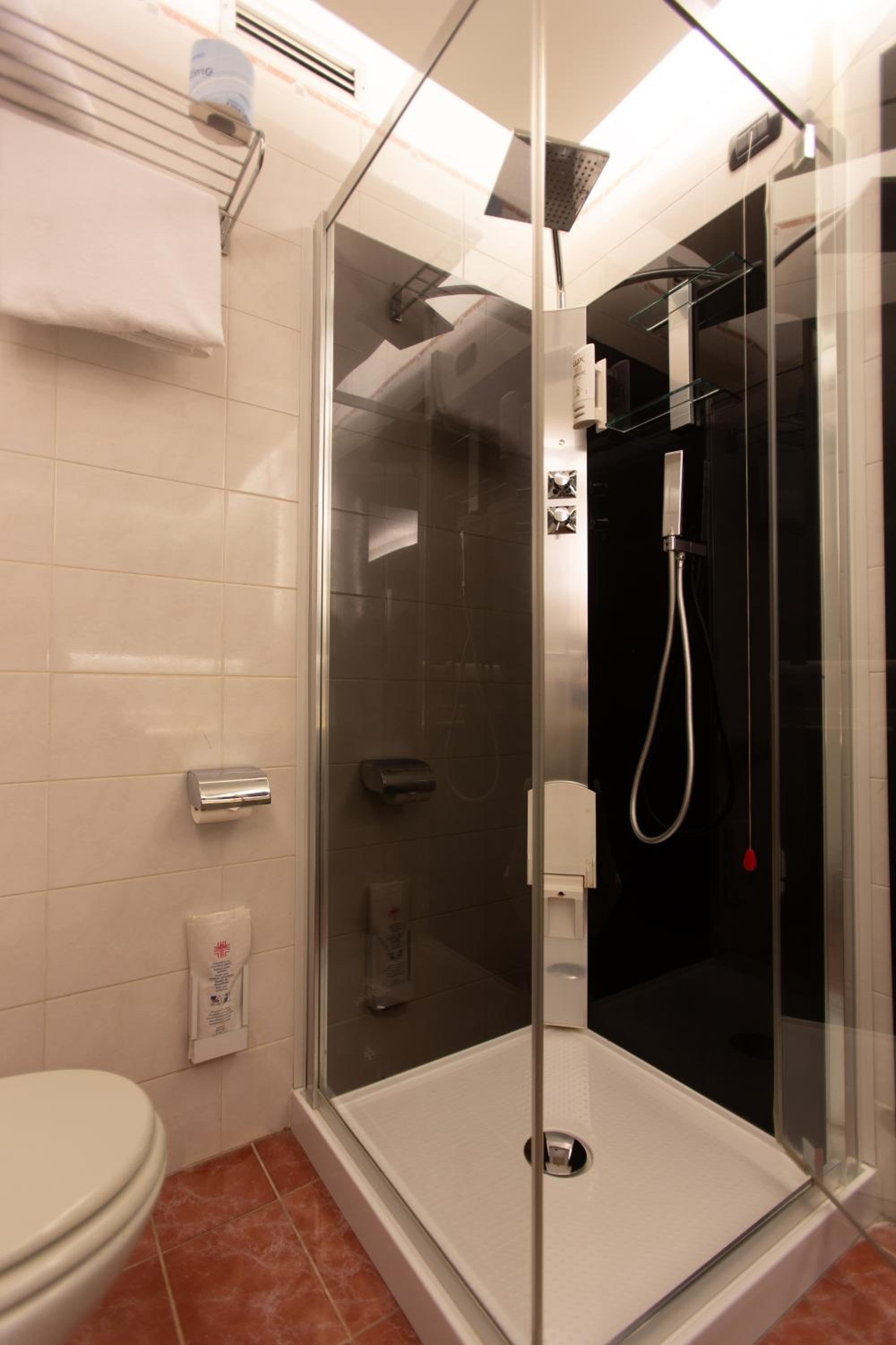Twin Room - Photo 7