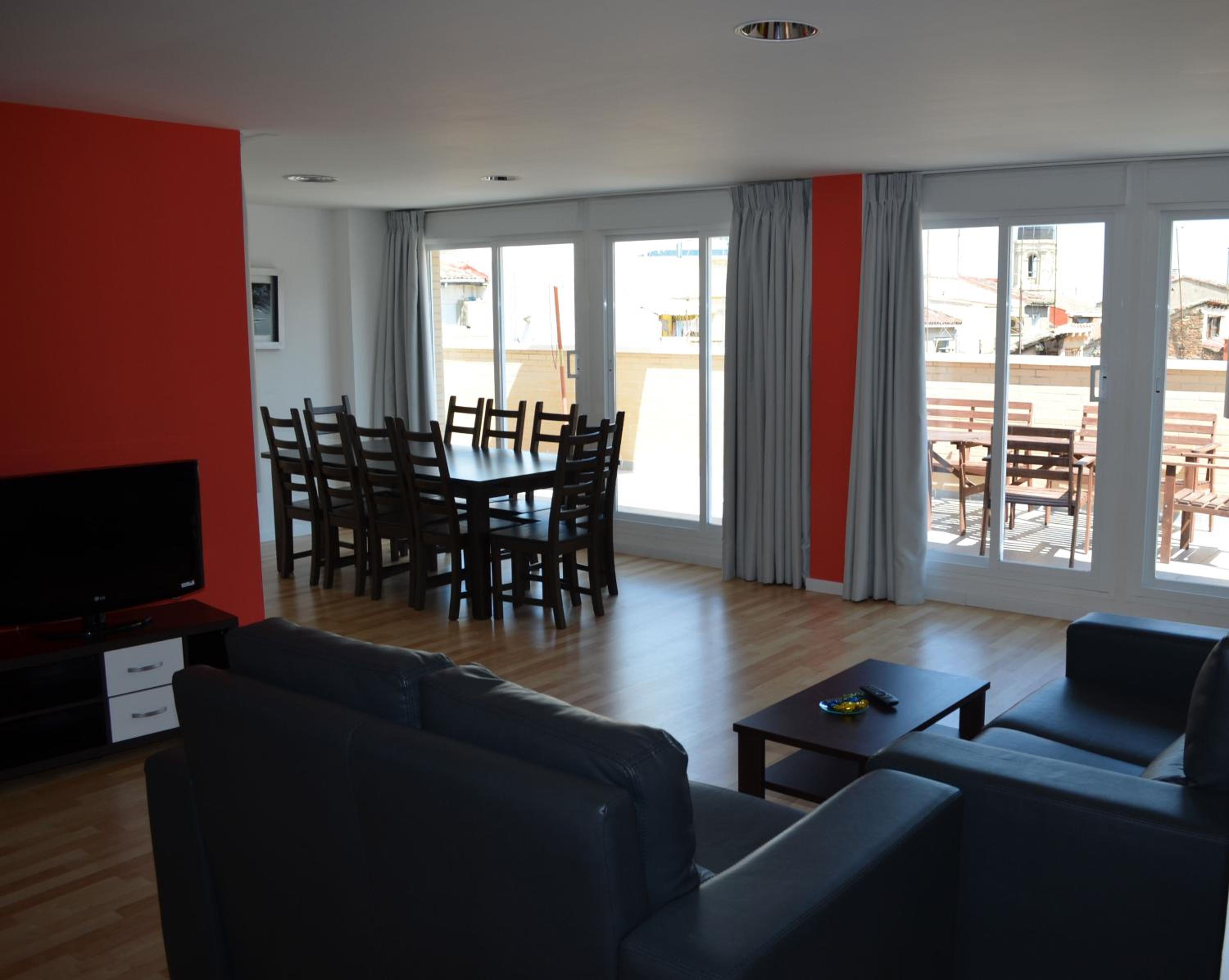 Four-Bedroom Apartment with Terrace - Photo 13