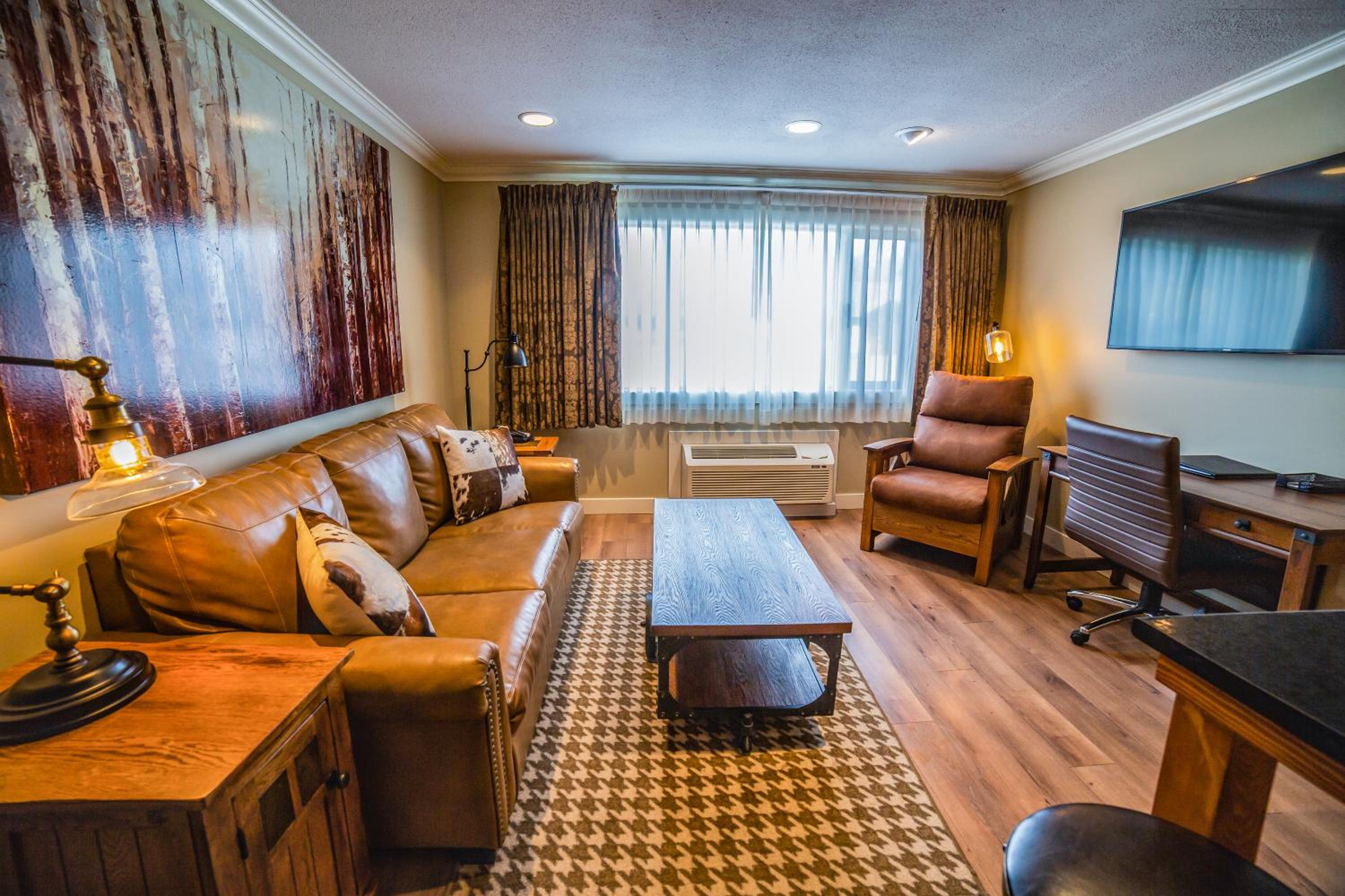 One Bedroom King Suite with Kitchen photo 2