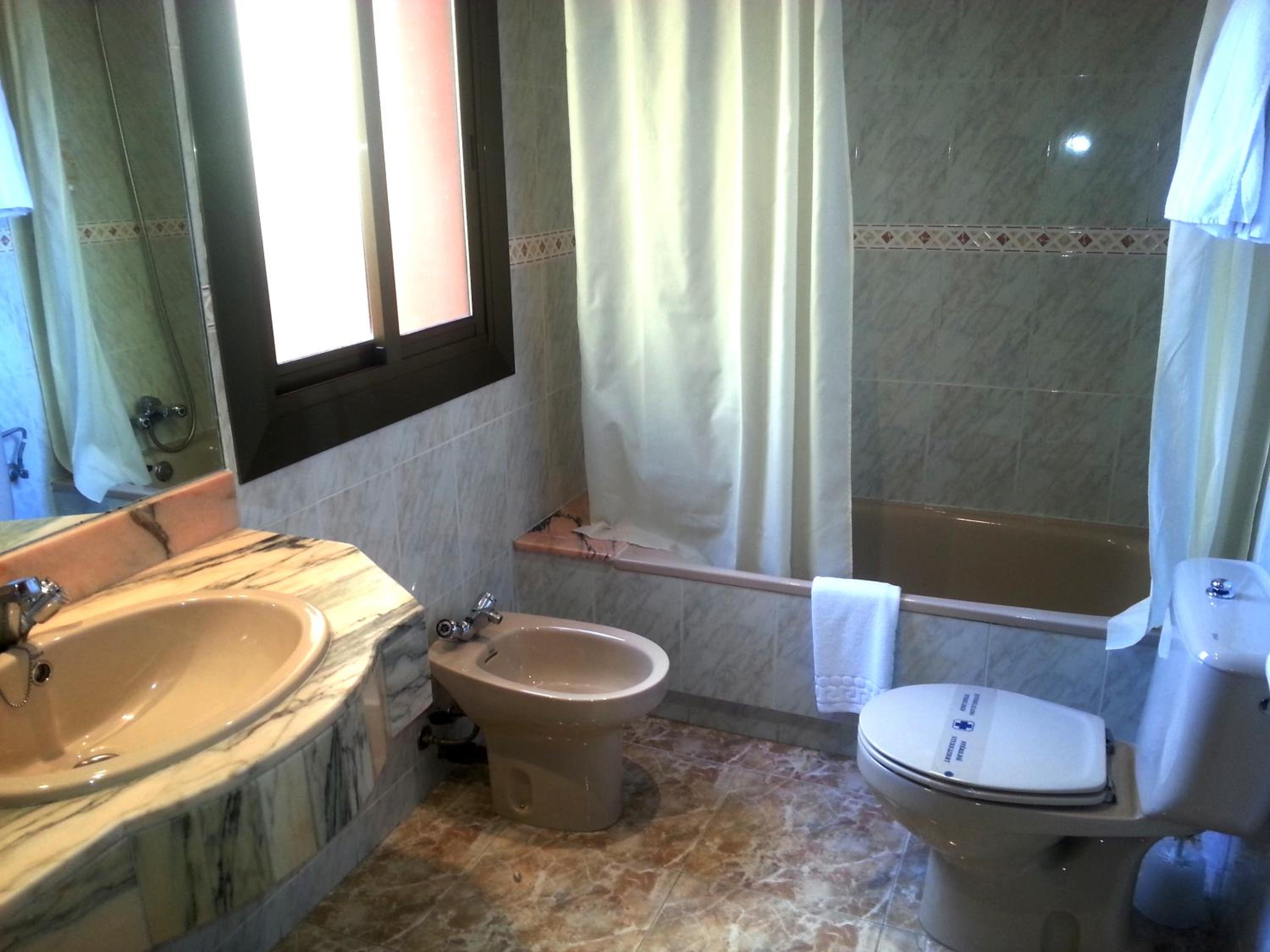 Double or Twin Room - Photo 4