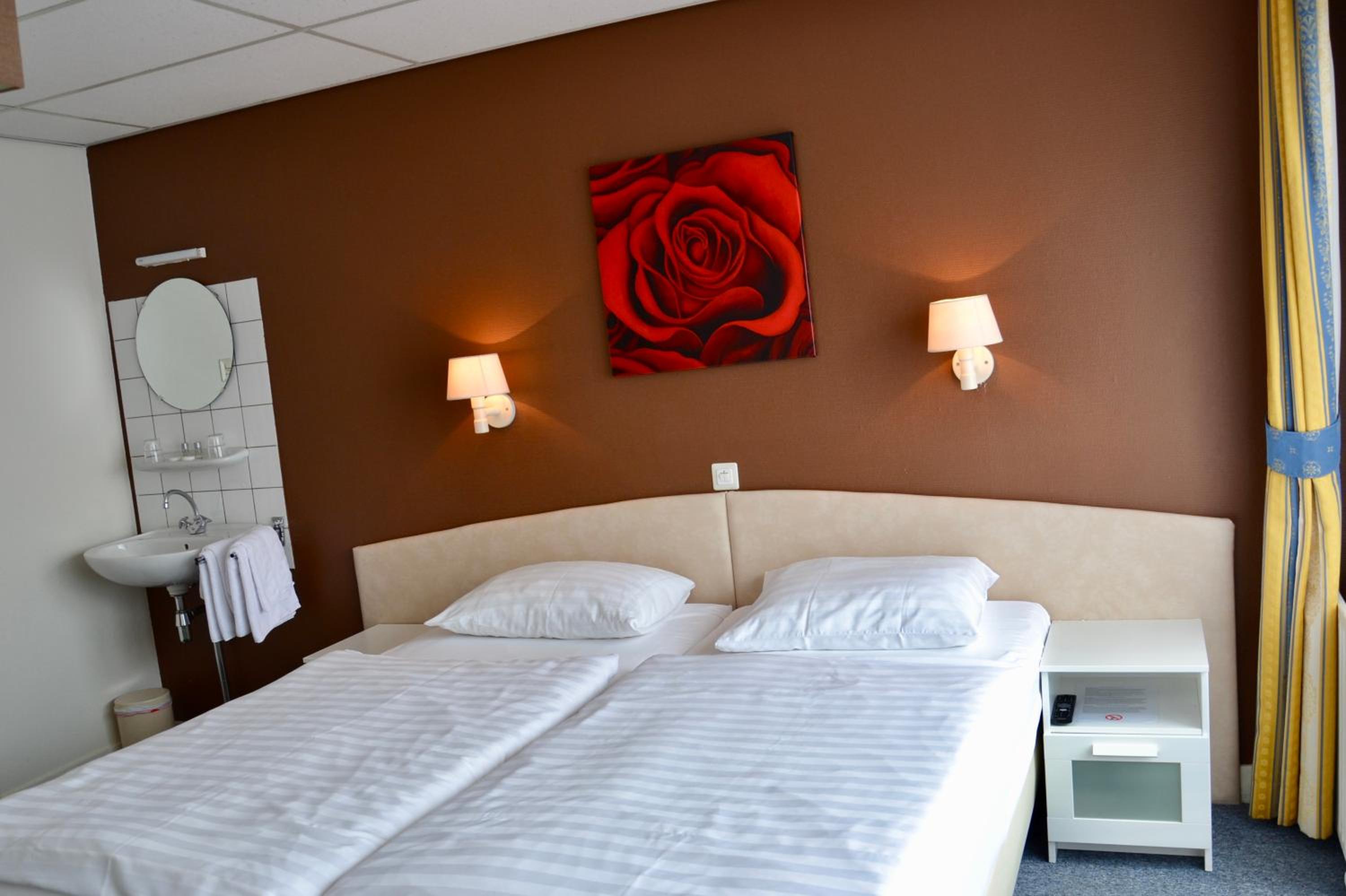 Standard Double Room - Photo 8