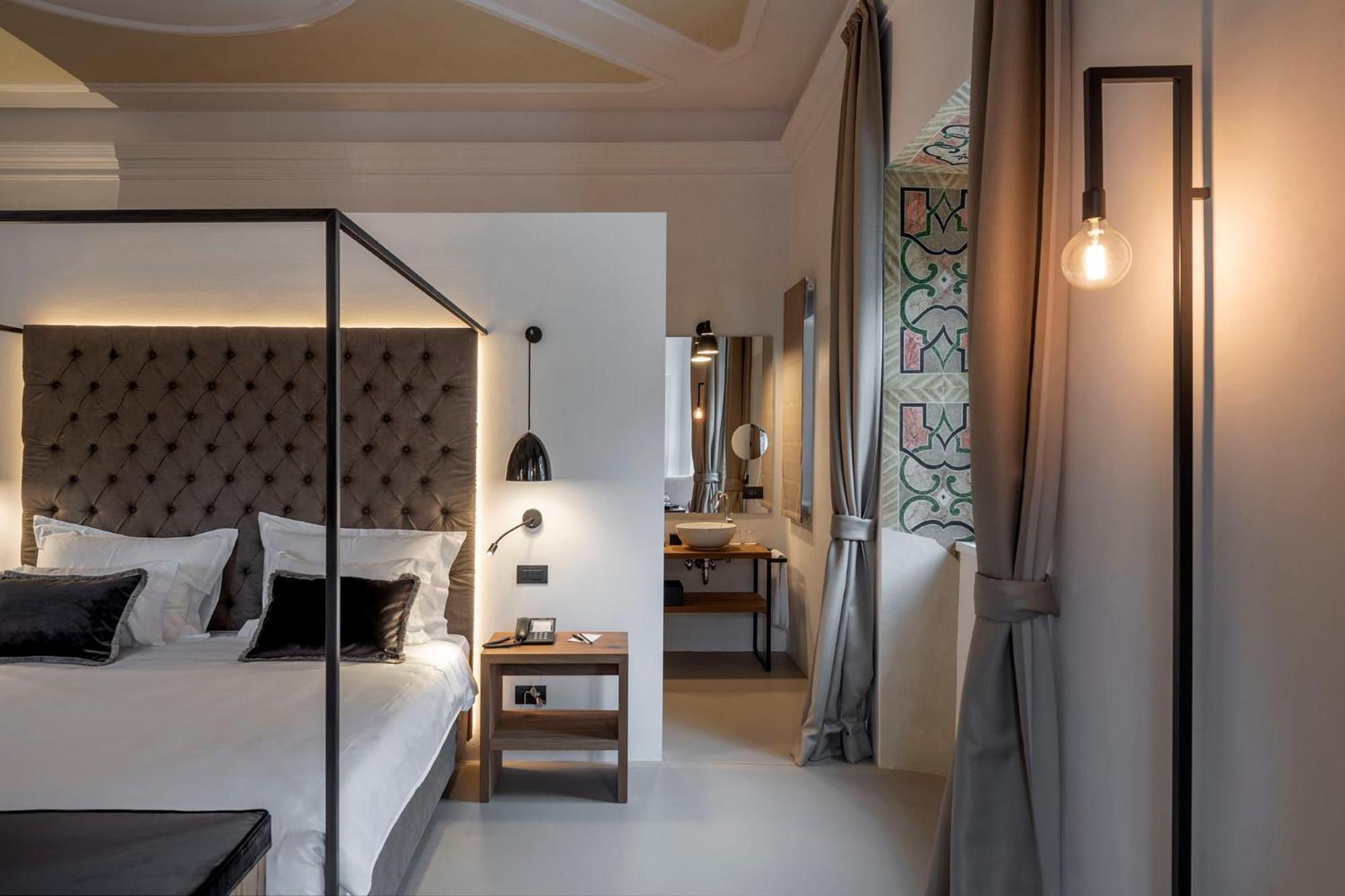 Deluxe Junior Suite - Photo 9