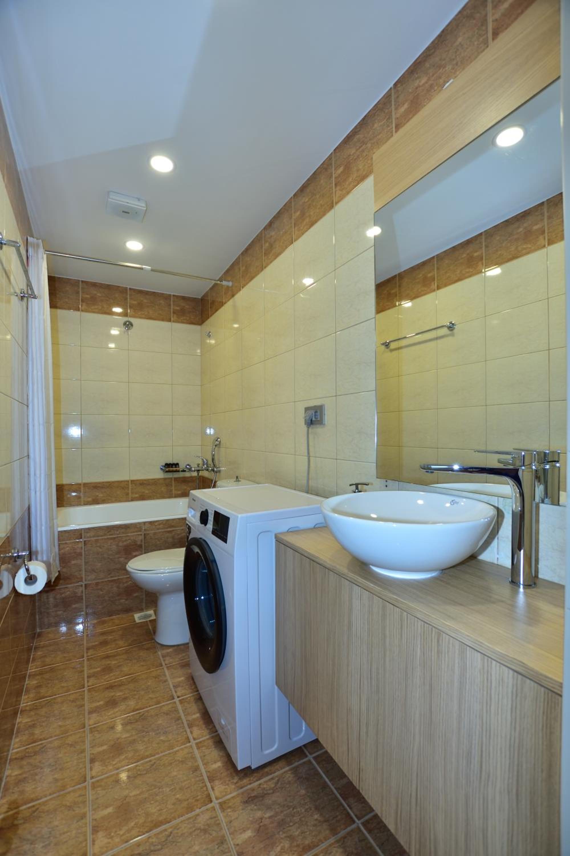Budget Apartment with Partial Sea View  photo 2