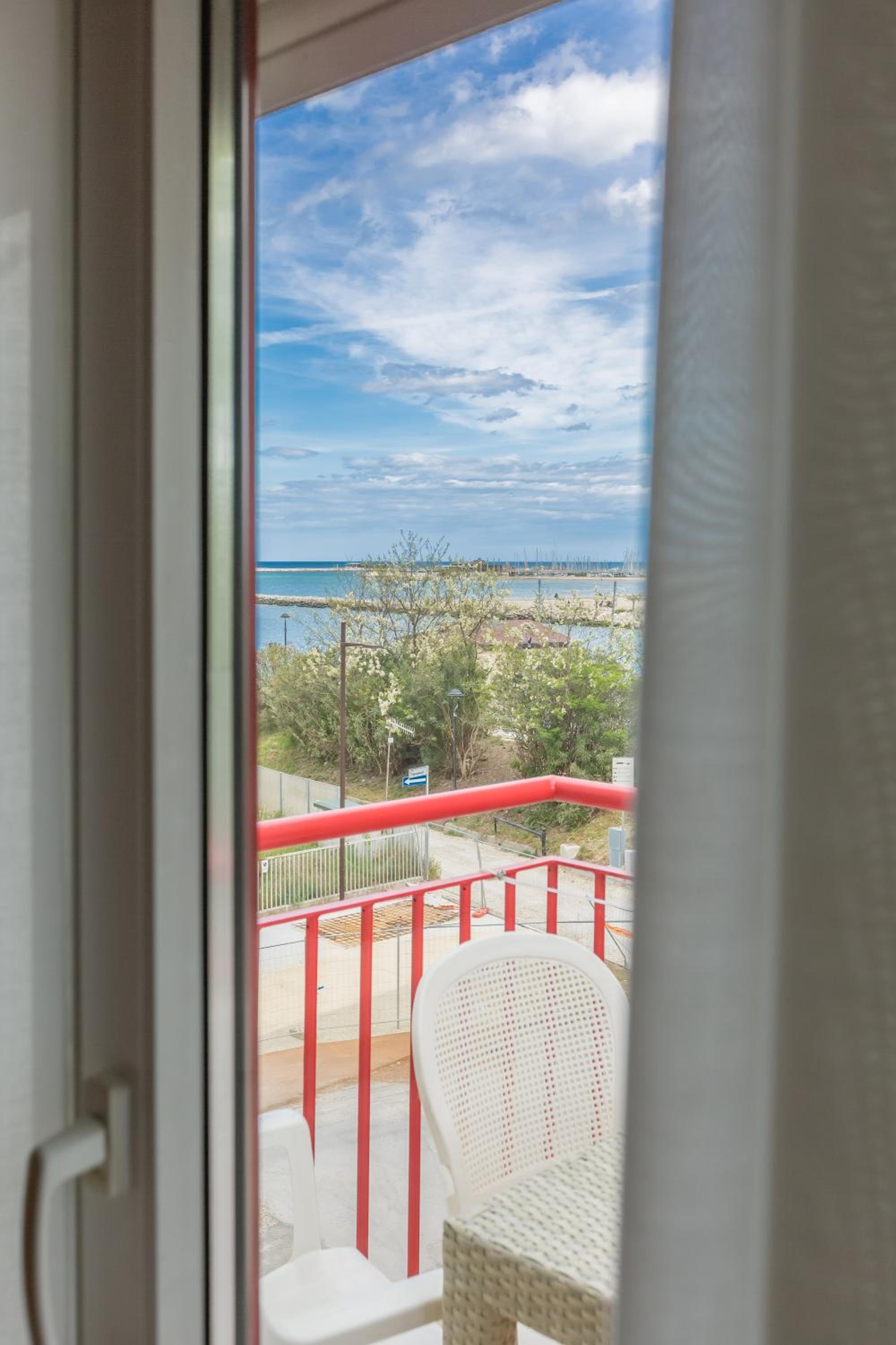 Quadruple Room with Balcony - Photo 35