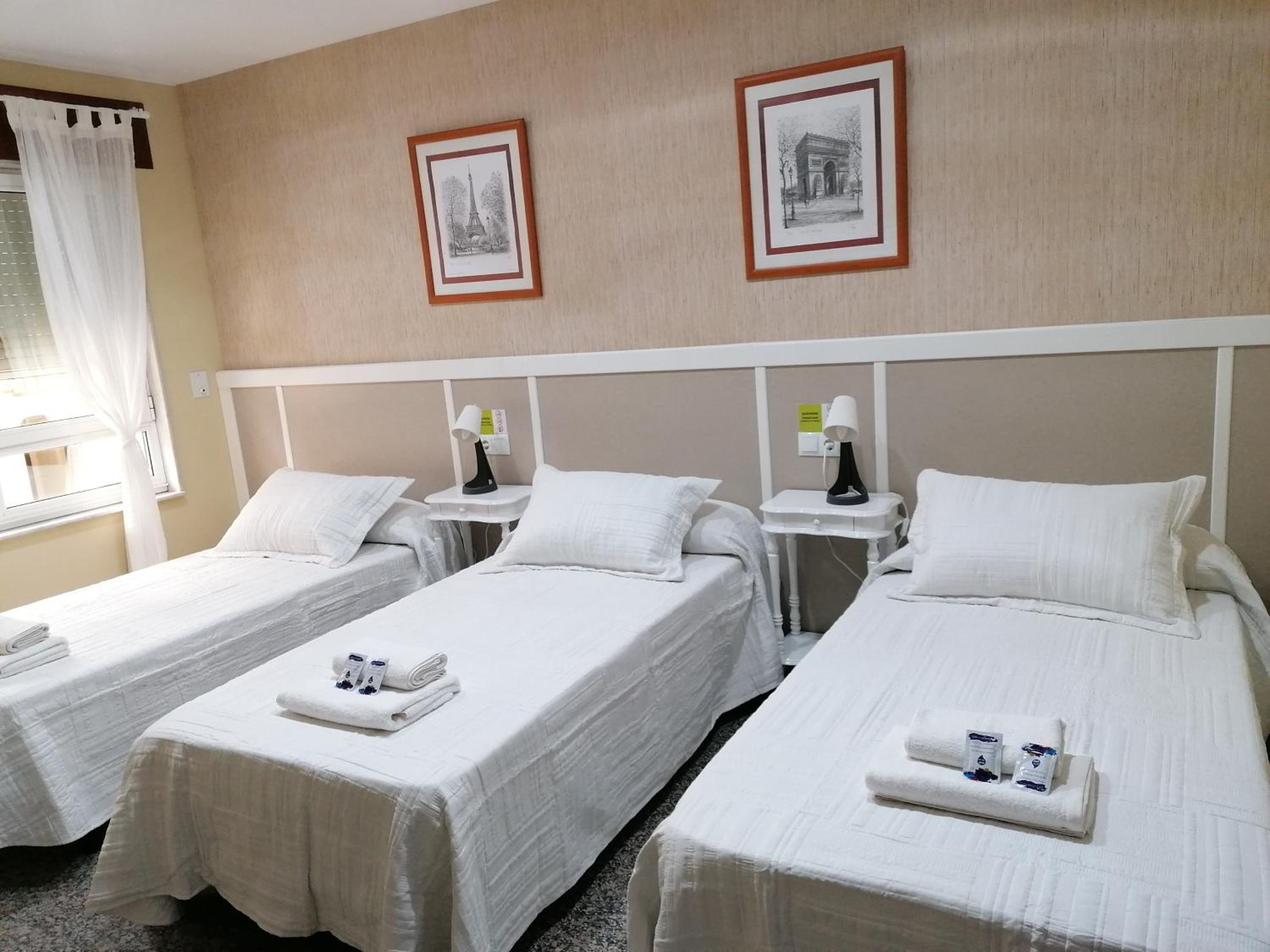 Triple Room with Private Bathroom photo 3