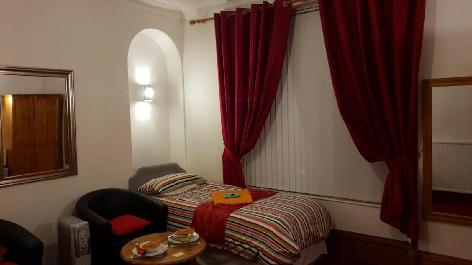 Large Twin Room - Photo 2