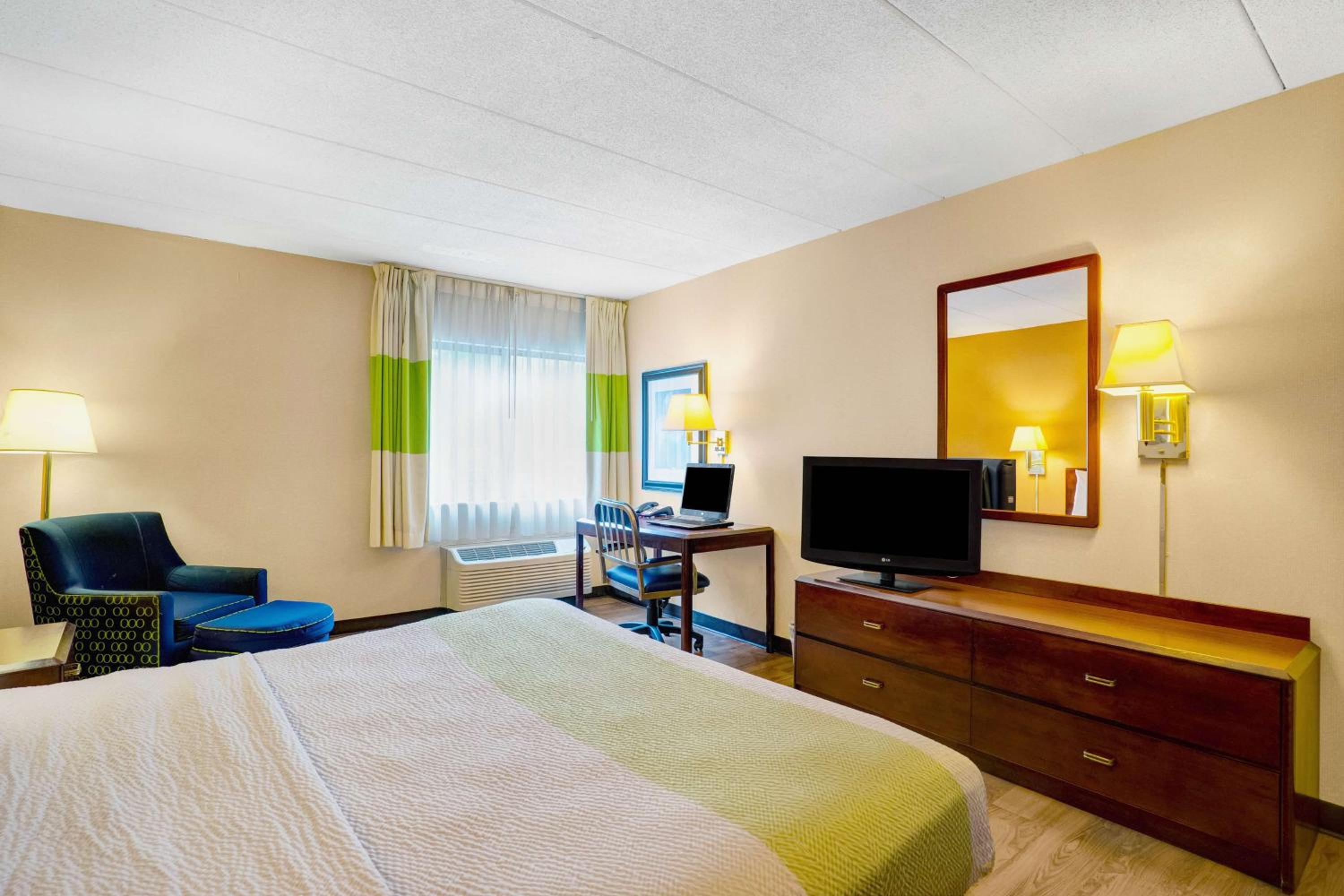 King Room - Non-Smoking - Photo 1