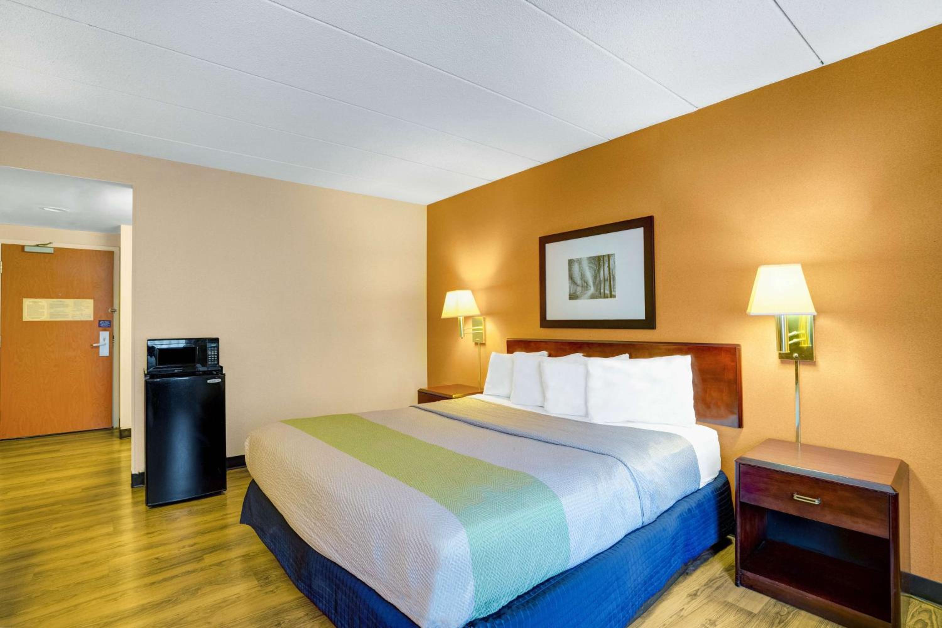 King Room - Non-Smoking - Photo 10