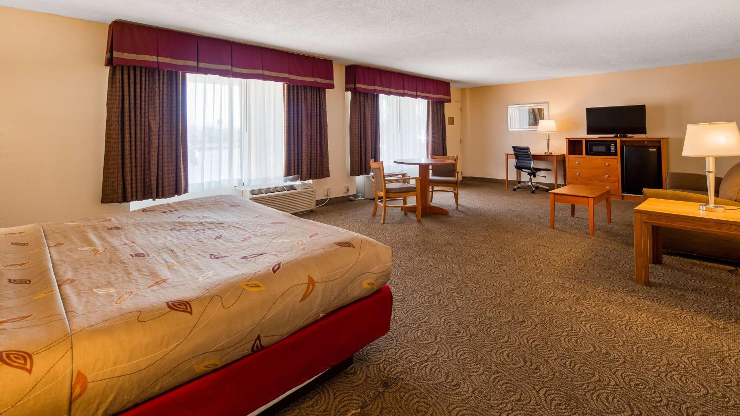 Large King Room with Sofa Bed and Roll-In Shower - Disability Access/Non-Smoking photo 2