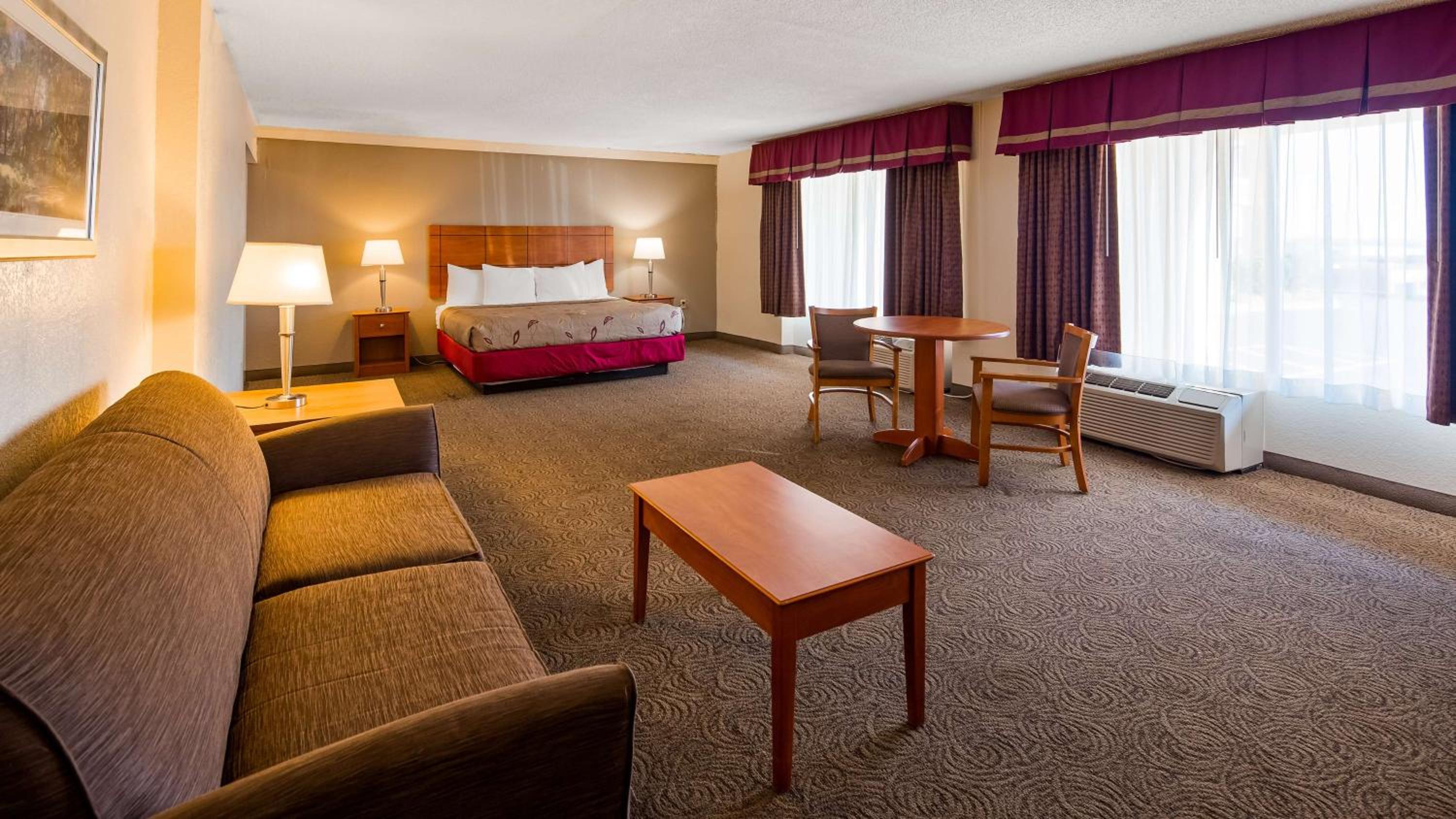 Large King Room with Sofa Bed and Roll-In Shower - Disability Access/Non-Smoking photo 1