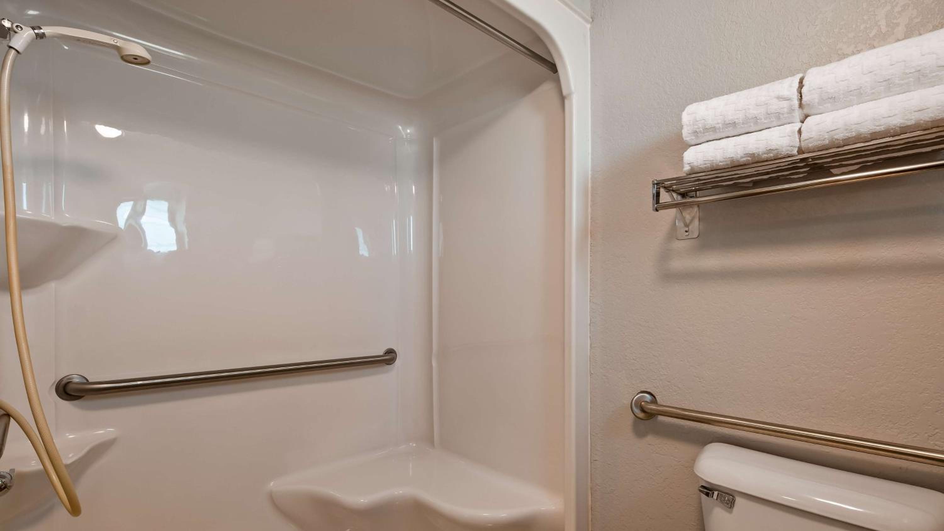 Queen Room with Two Queen Beds and Bath Tub - Disability Access/Non-Smoking  photo 2