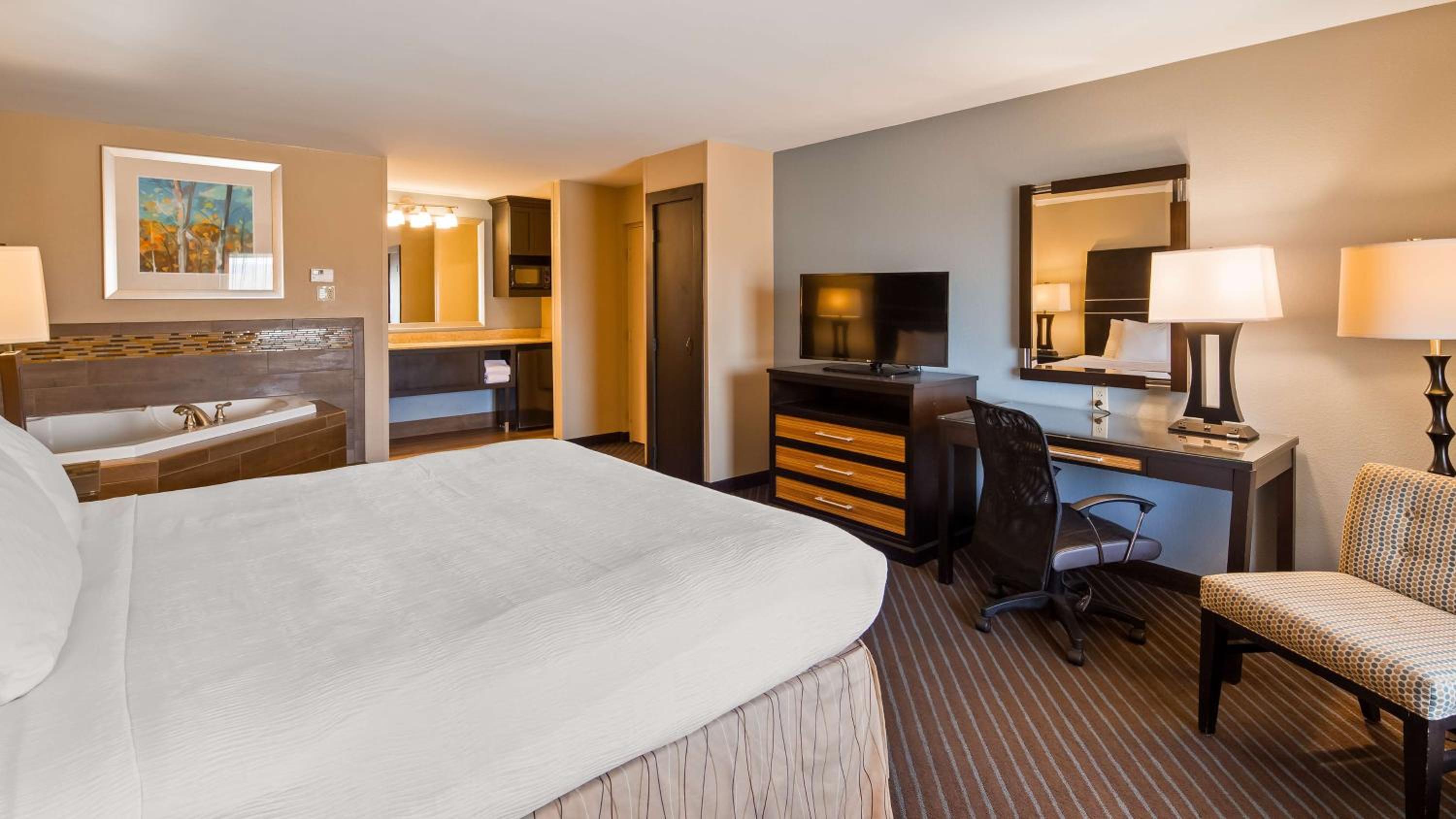King Room with Hot Tub - Non-Smoking - Photo 1
