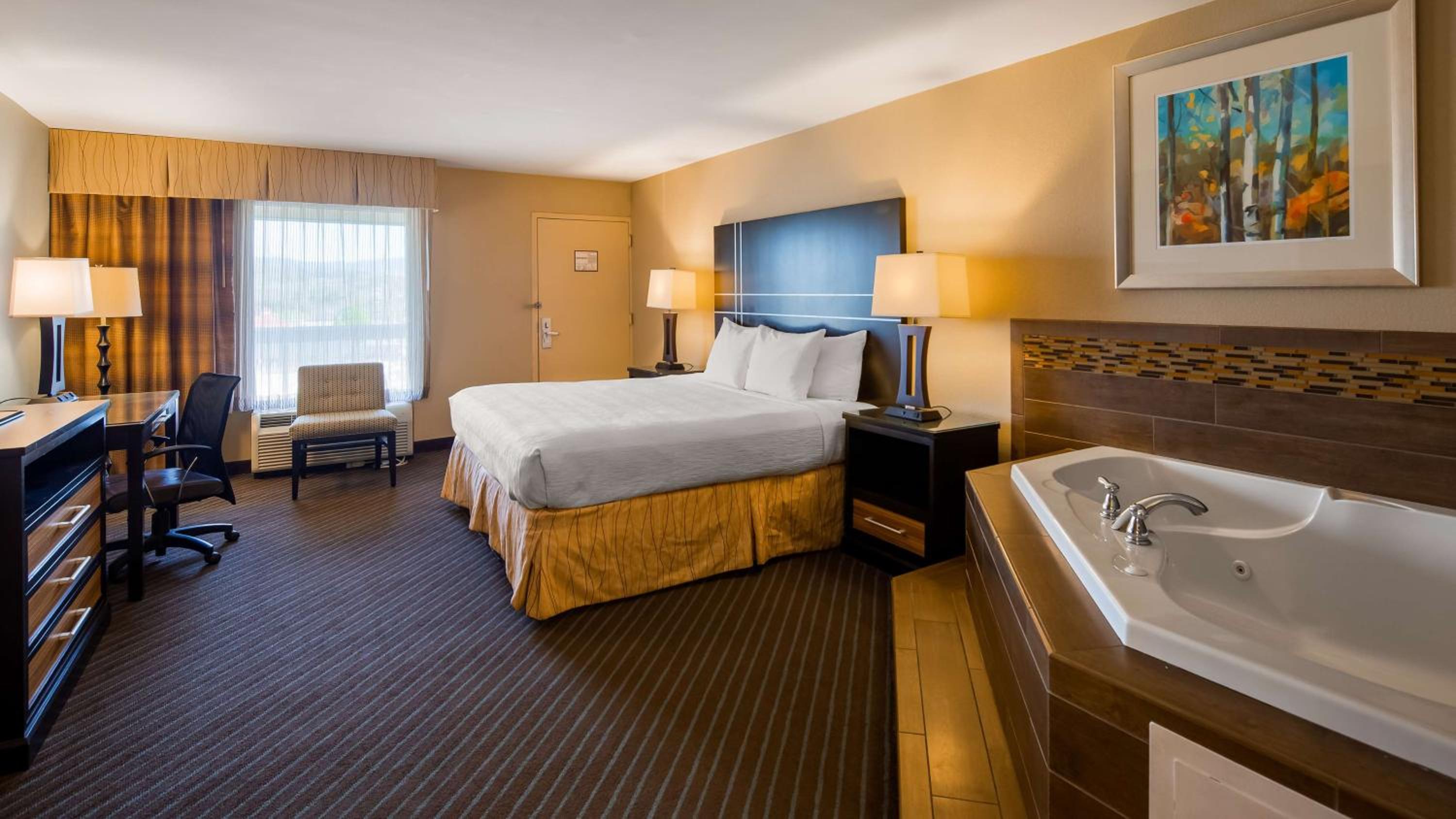 King Room with Hot Tub - Non-Smoking - Photo 3