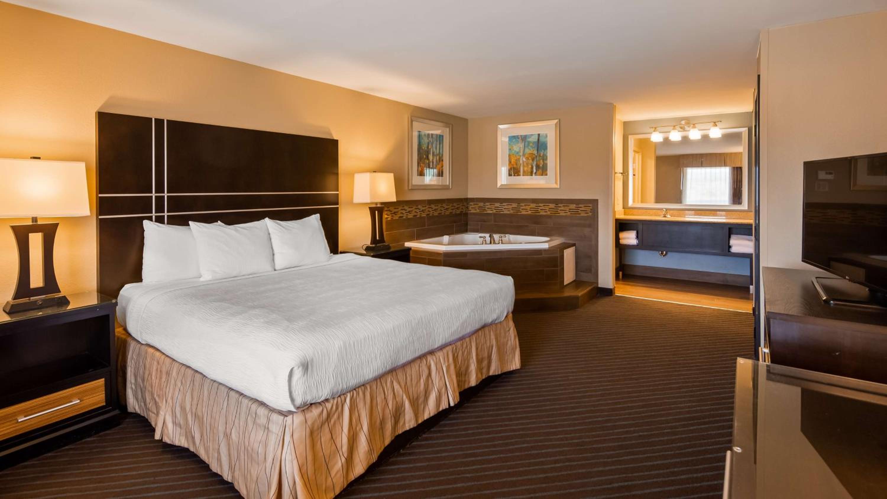 King Room with Hot Tub - Non-Smoking - Photo 2