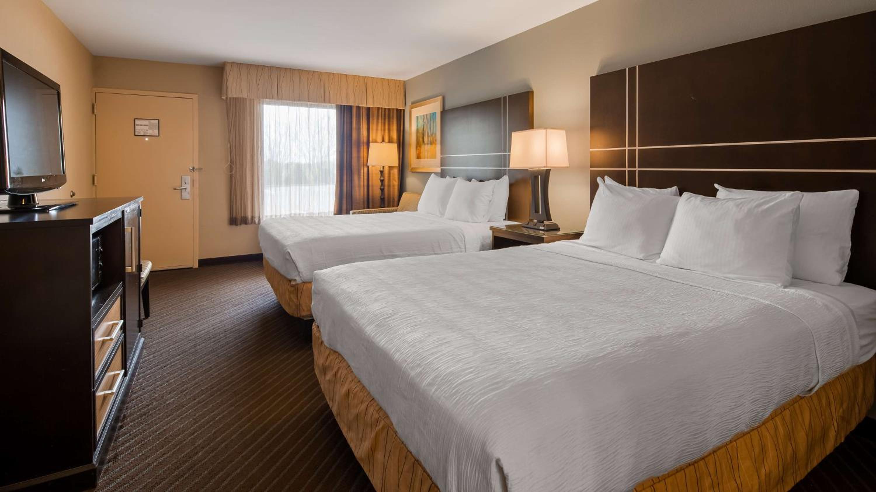 Queen Room with Two Queen Beds with Roll-In Shower - Mobility Access - Photo 2