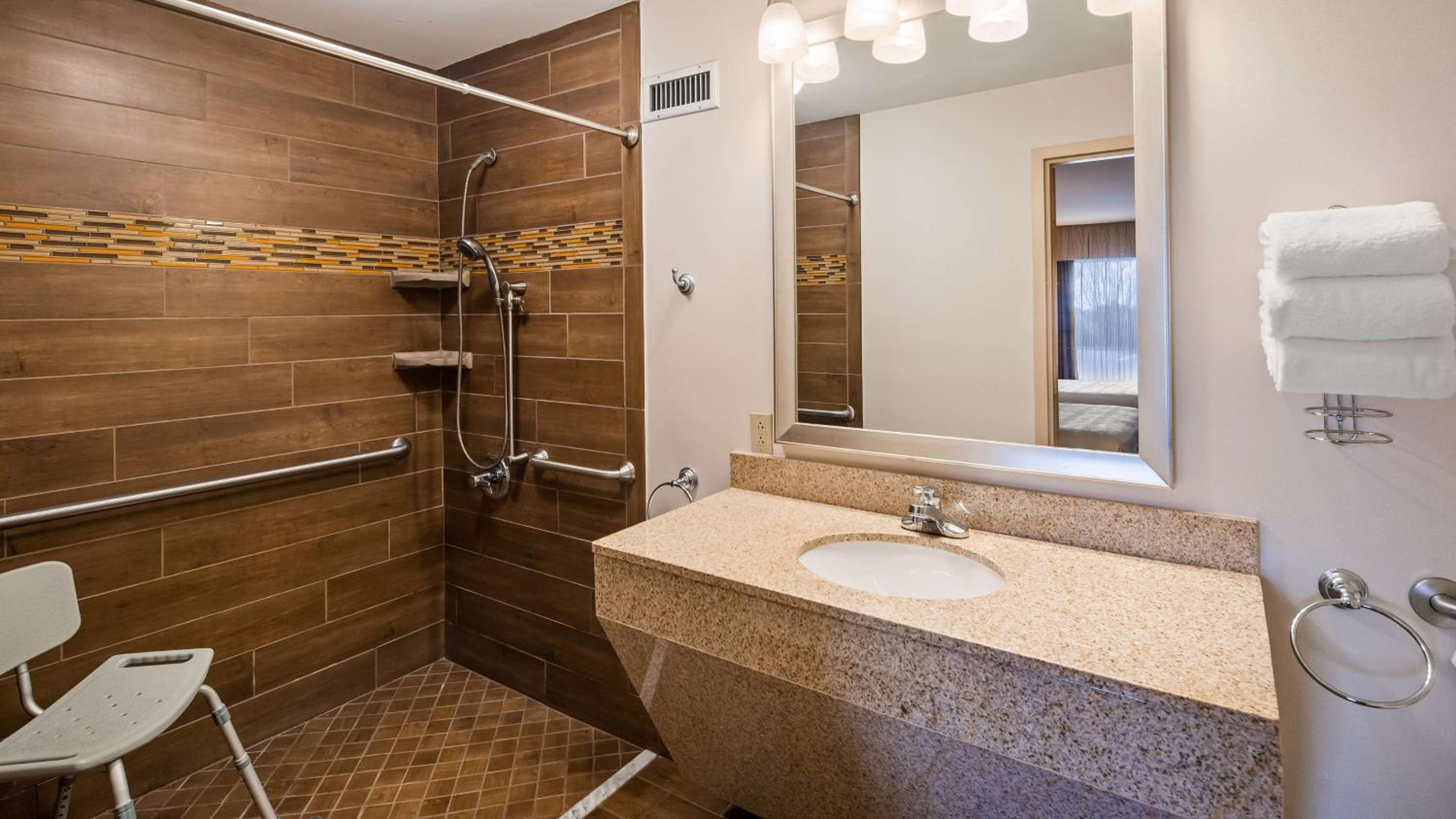 Queen Room with Two Queen Beds with Roll-In Shower - Mobility Access - Photo 4