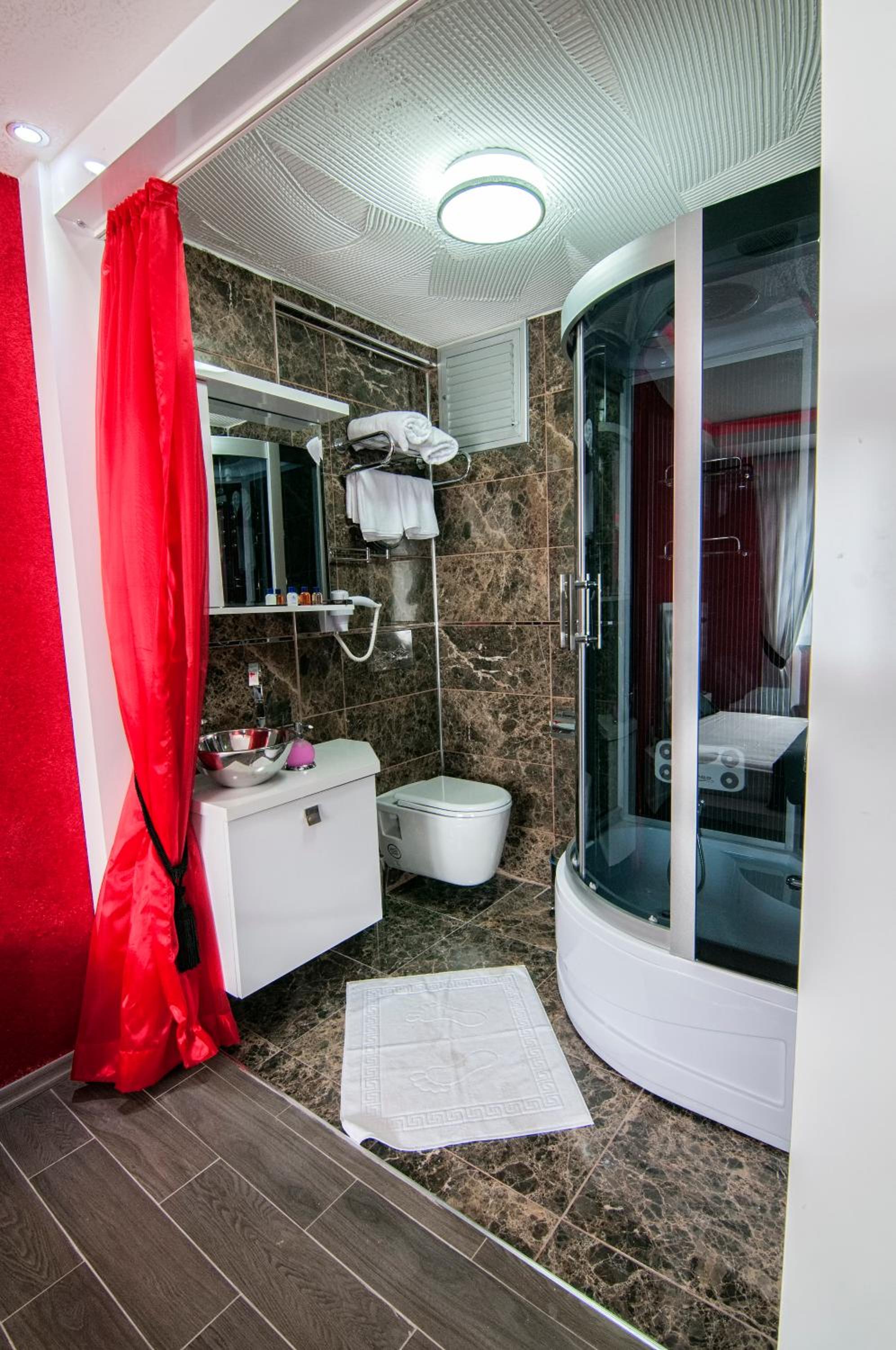 Deluxe Suite with Jacuzzi photo 3