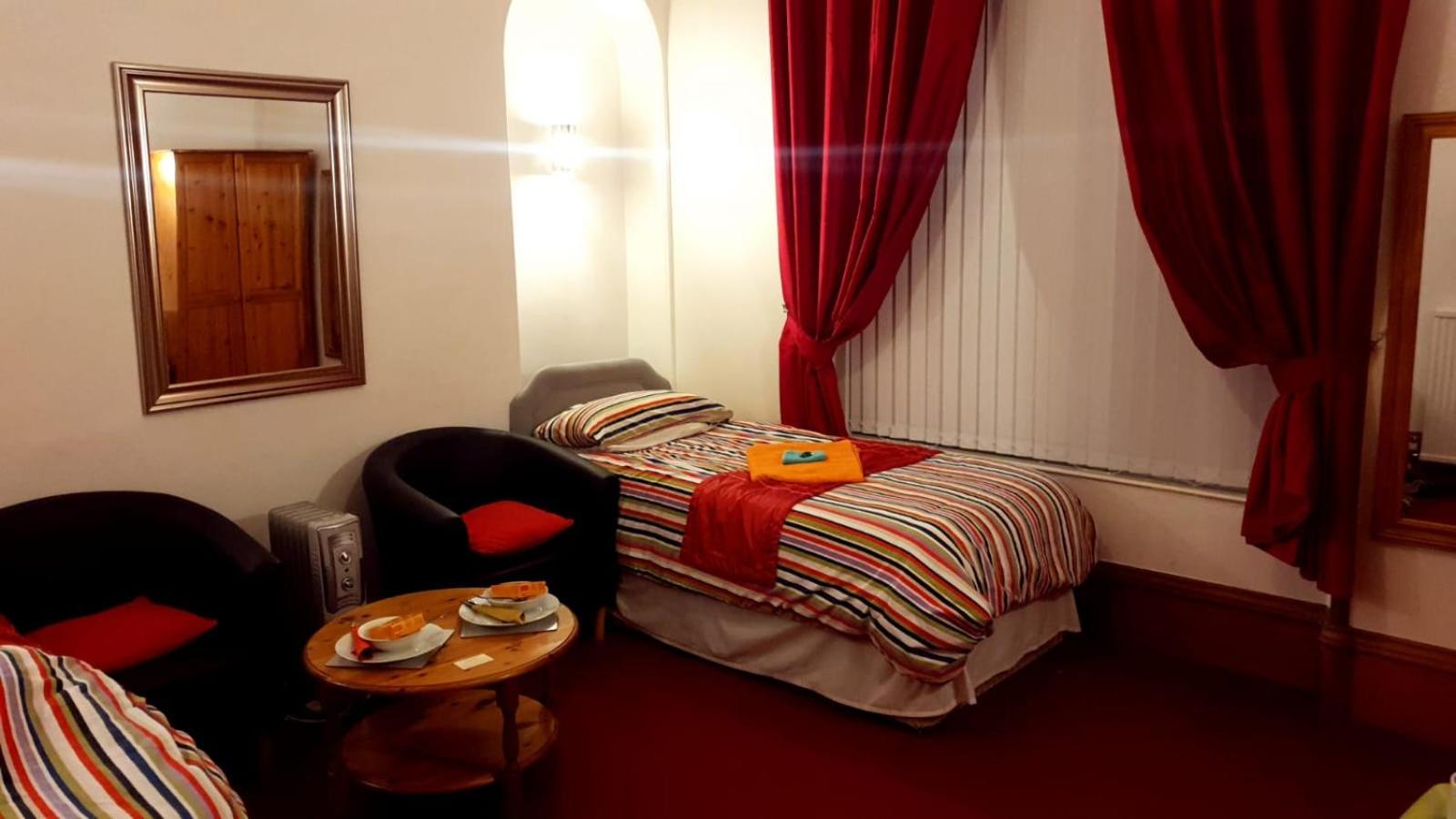 Large Twin Room - Photo 3