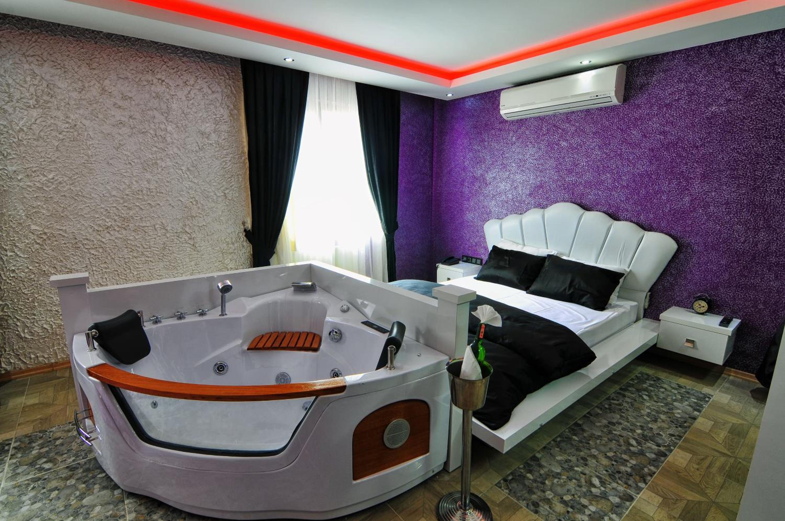 Deluxe Suite with Jacuzzi photo 1