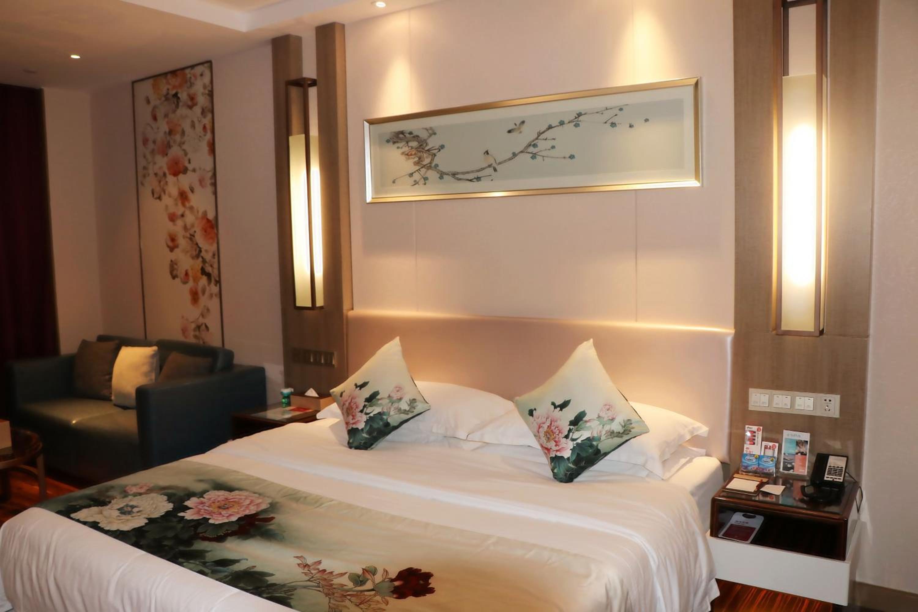 1 King Bed Smoking Premier Business Room photo 1