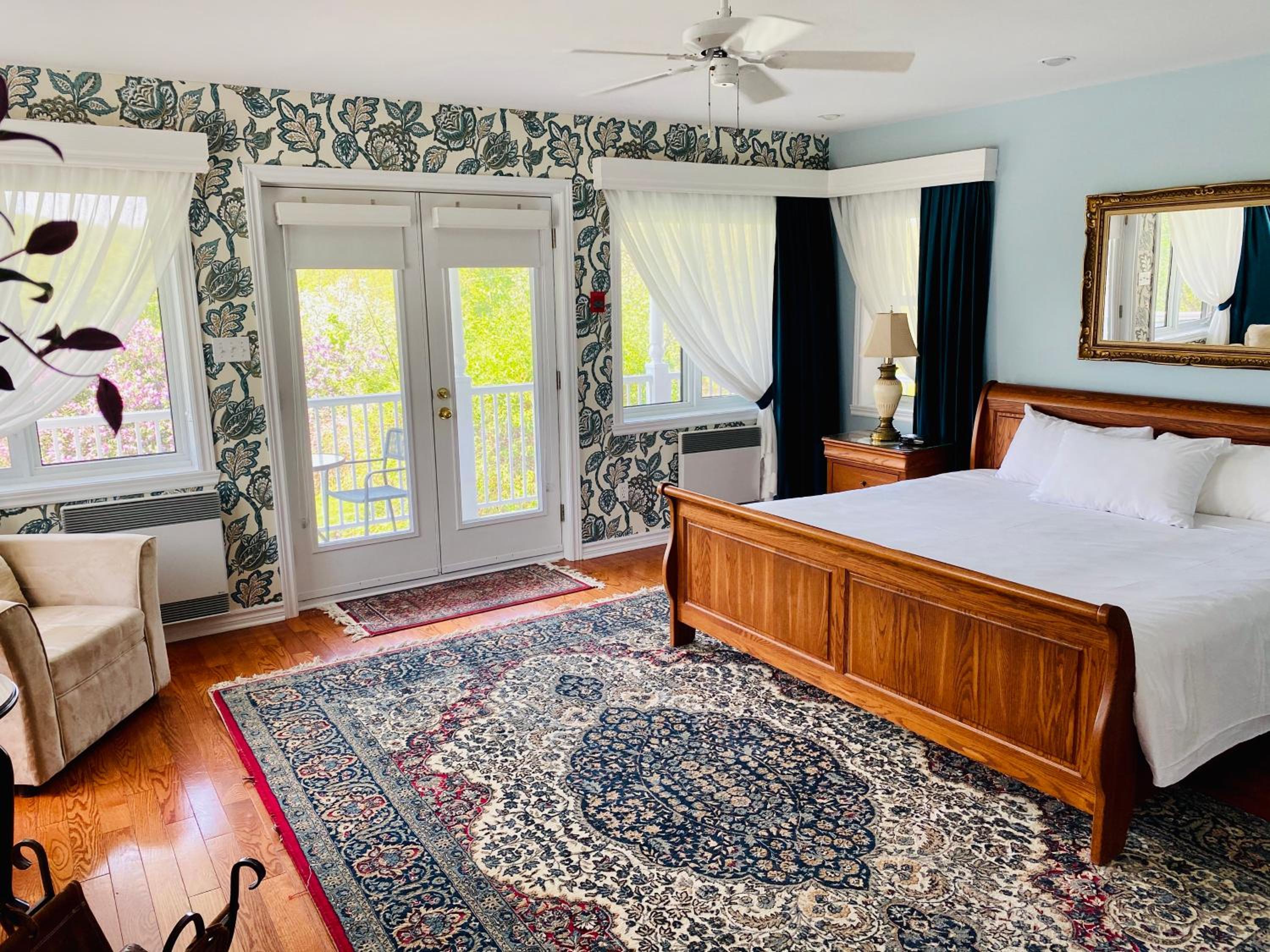 Deluxe King Suite photo 3
