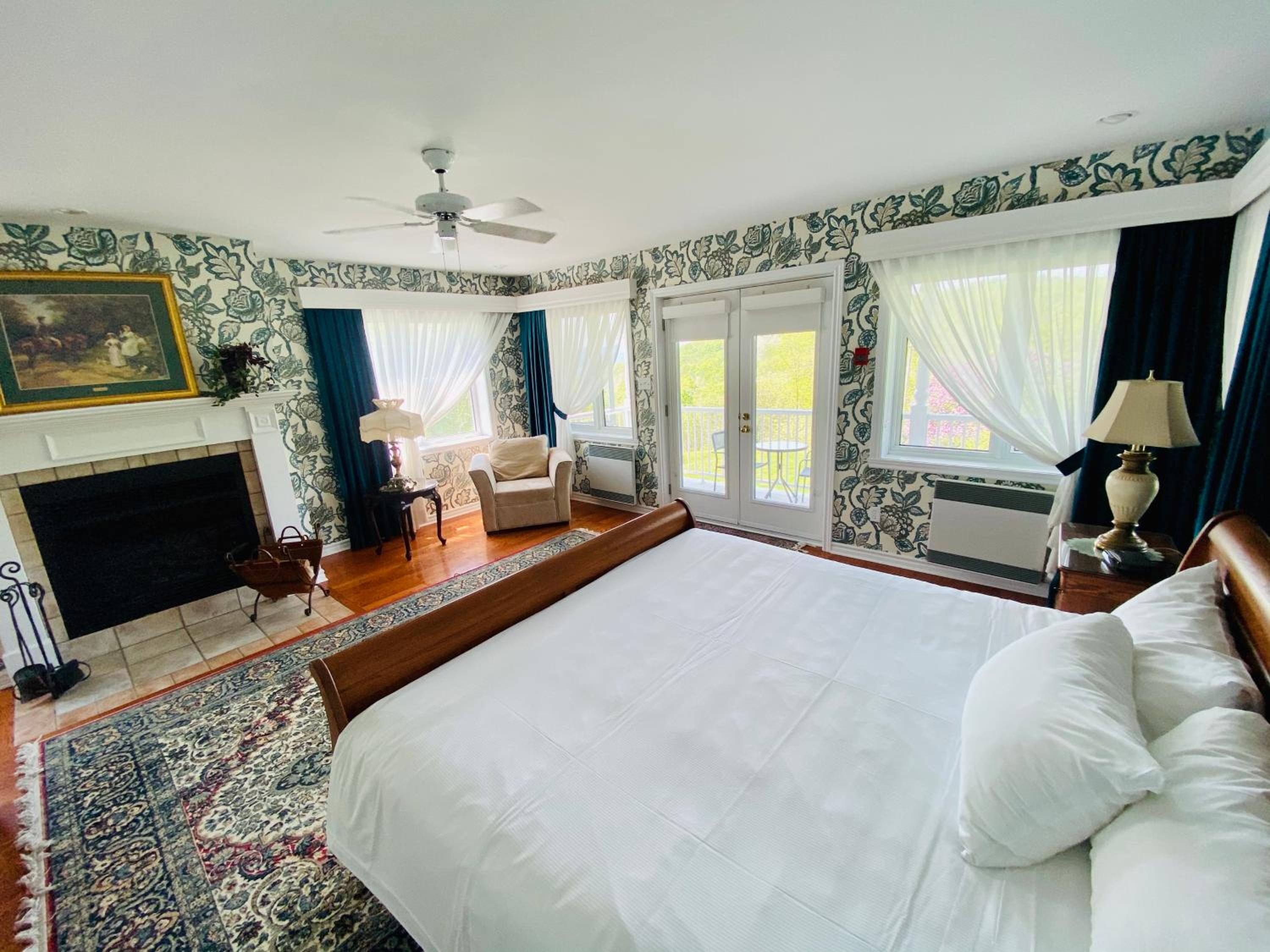 Deluxe King Suite photo 2