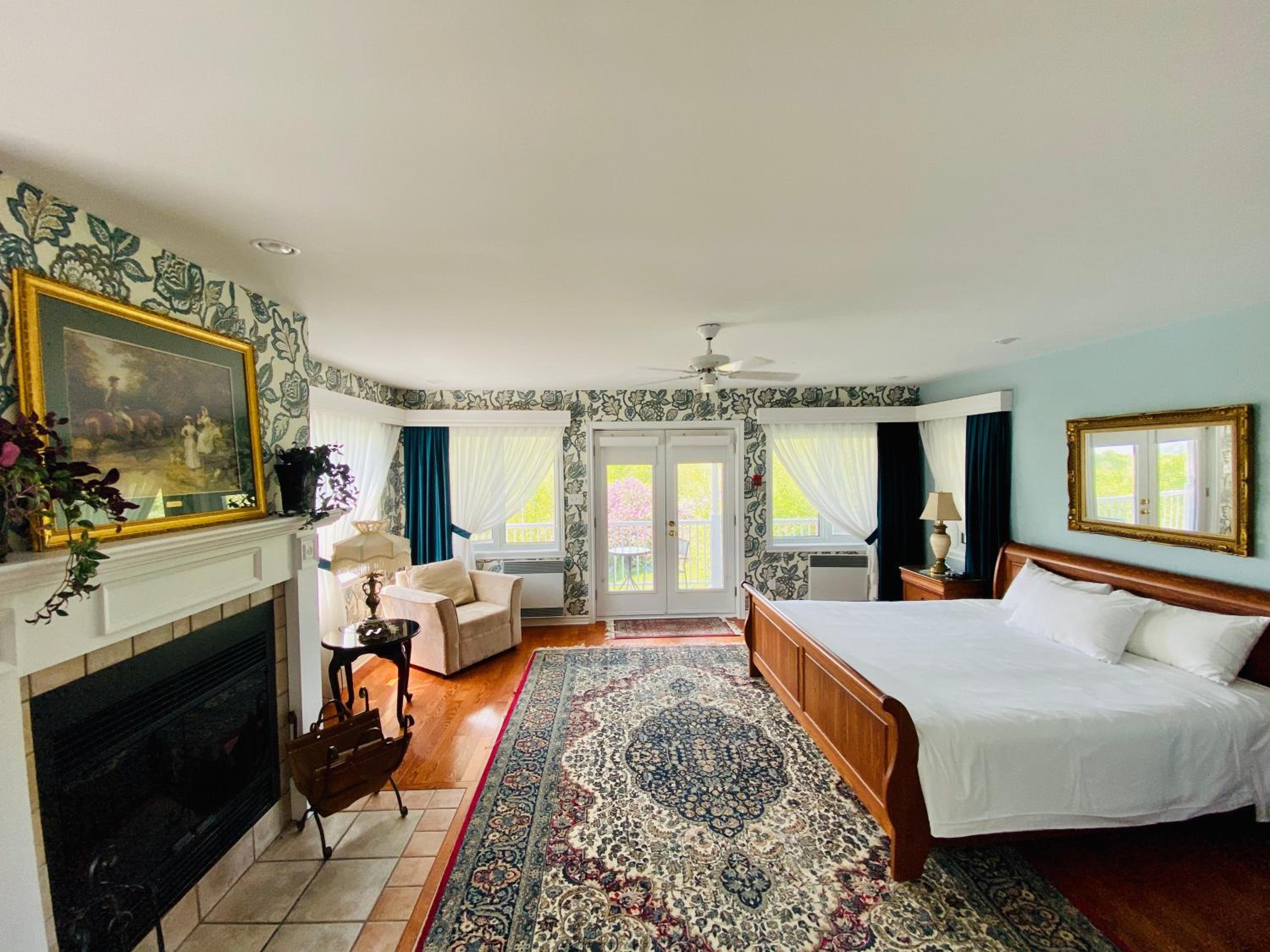Deluxe King Suite photo 1