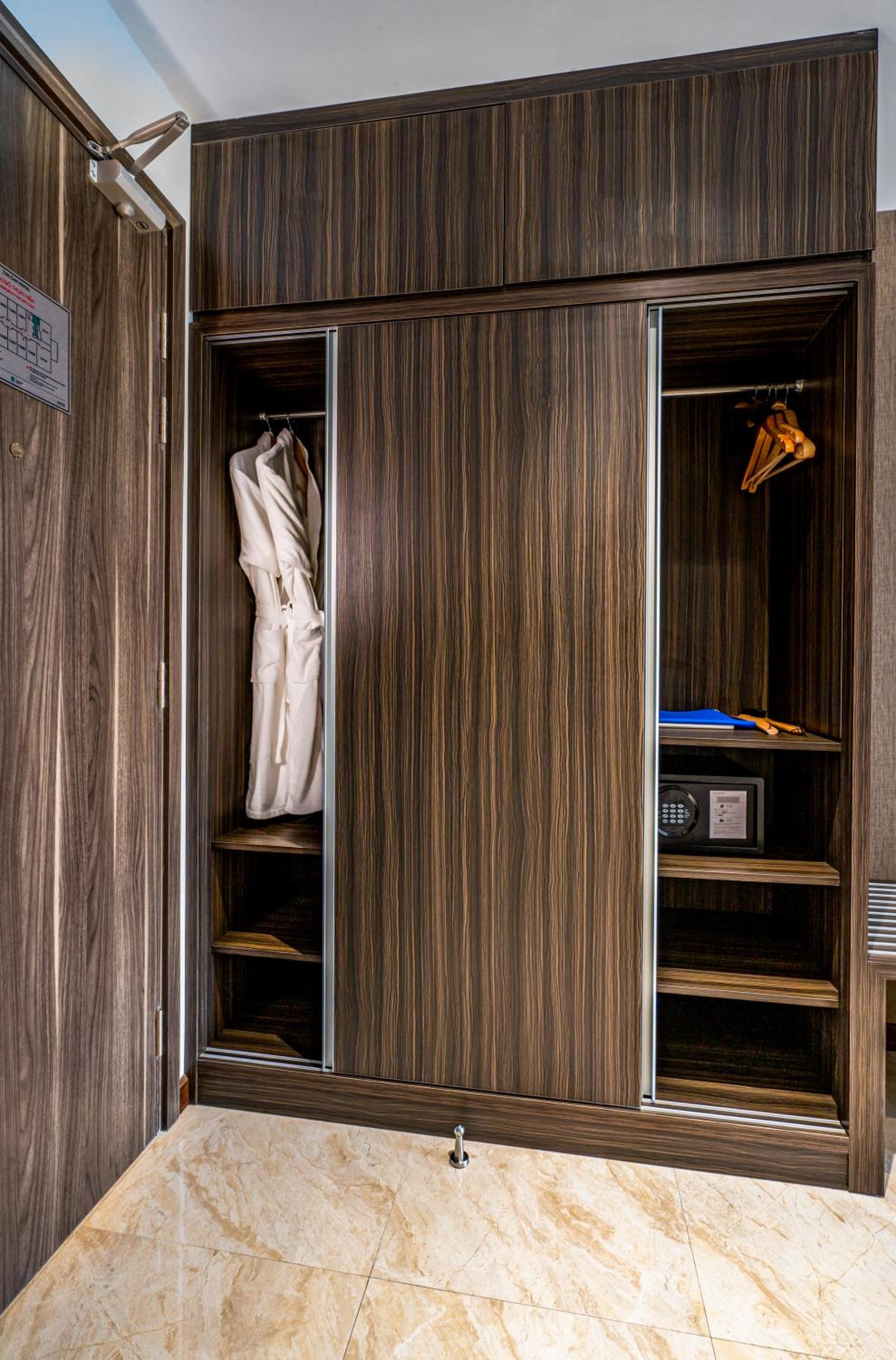 Deluxe Twin Room with Sea View - Photo 4