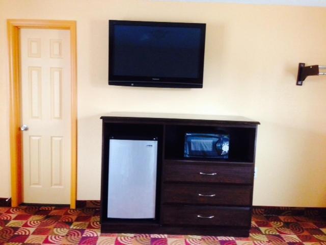 Superior Queen Room with Two Queen Beds - Non-Smoking - Photo 6