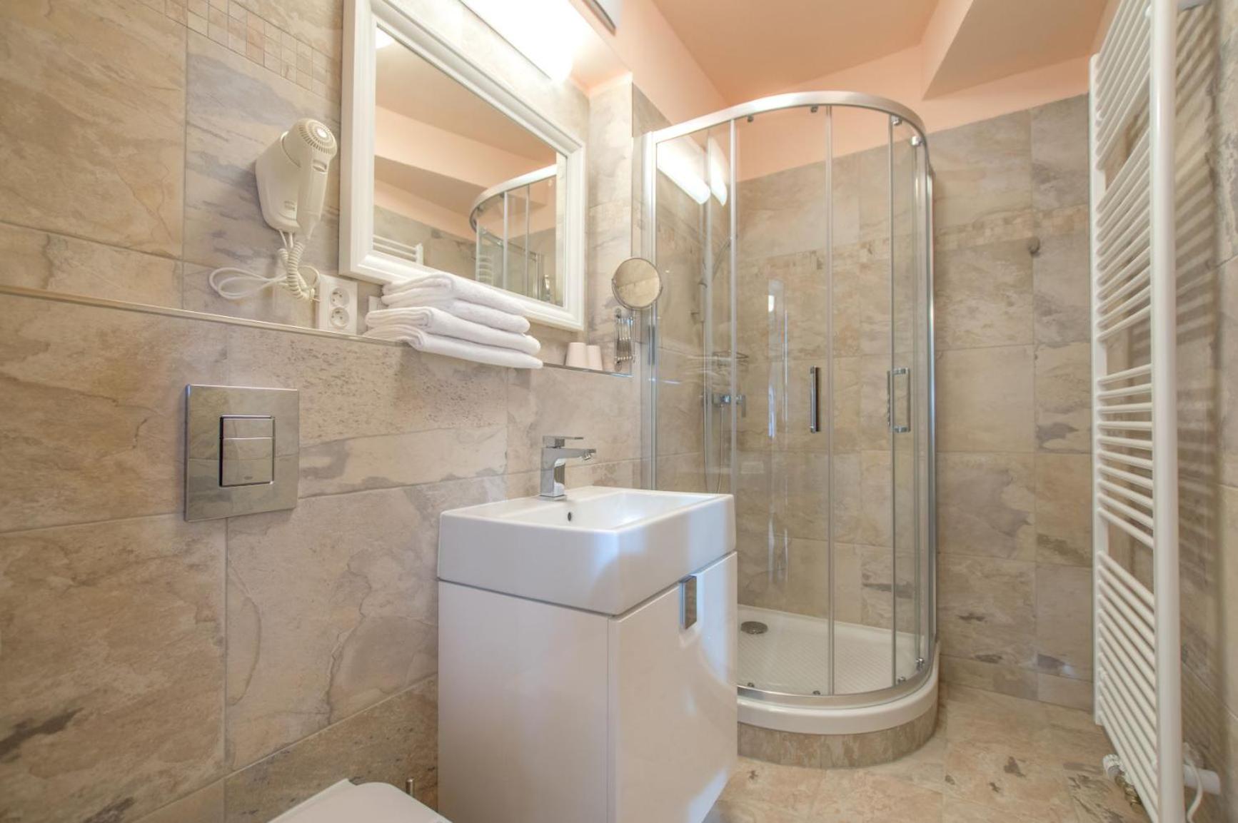 Deluxe Double or Twin Room - Photo 19