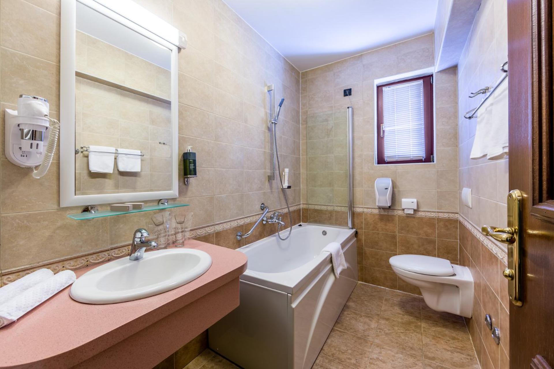 Double Room with Balcony - Photo 6