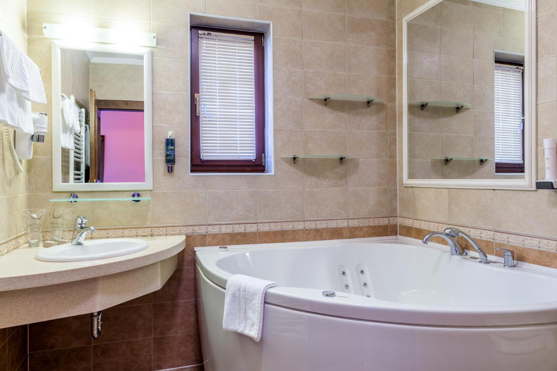 Honeymoon Suite - Photo 9