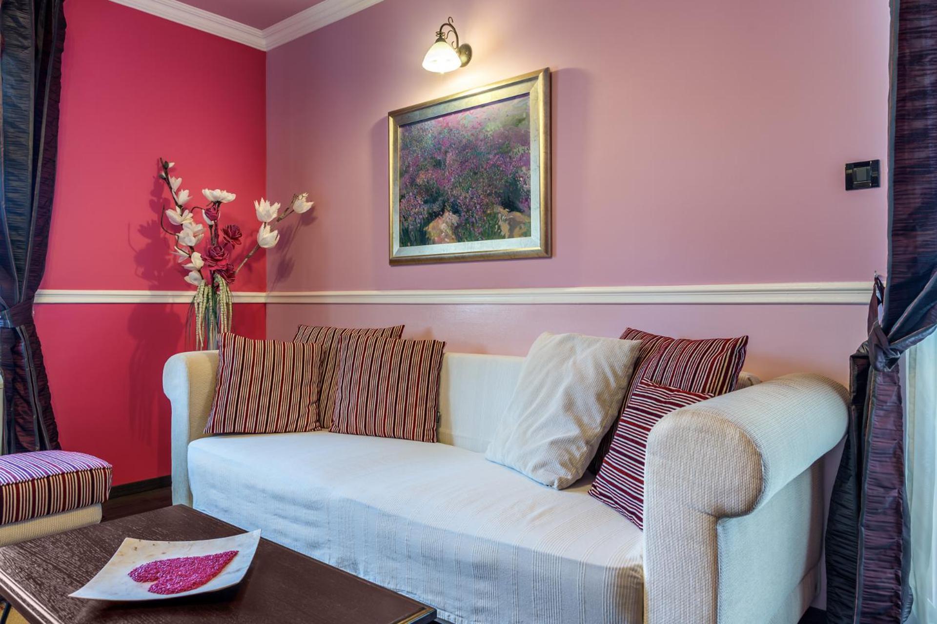Honeymoon Suite - Photo 8