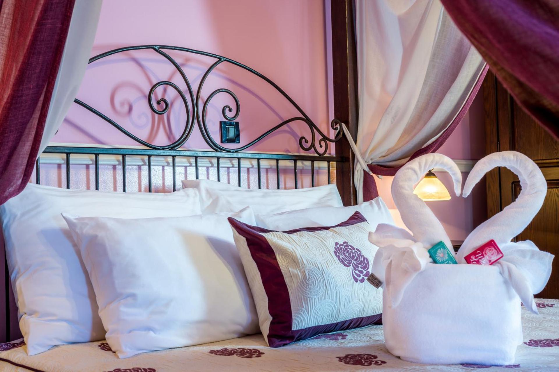 Honeymoon Suite - Photo 10