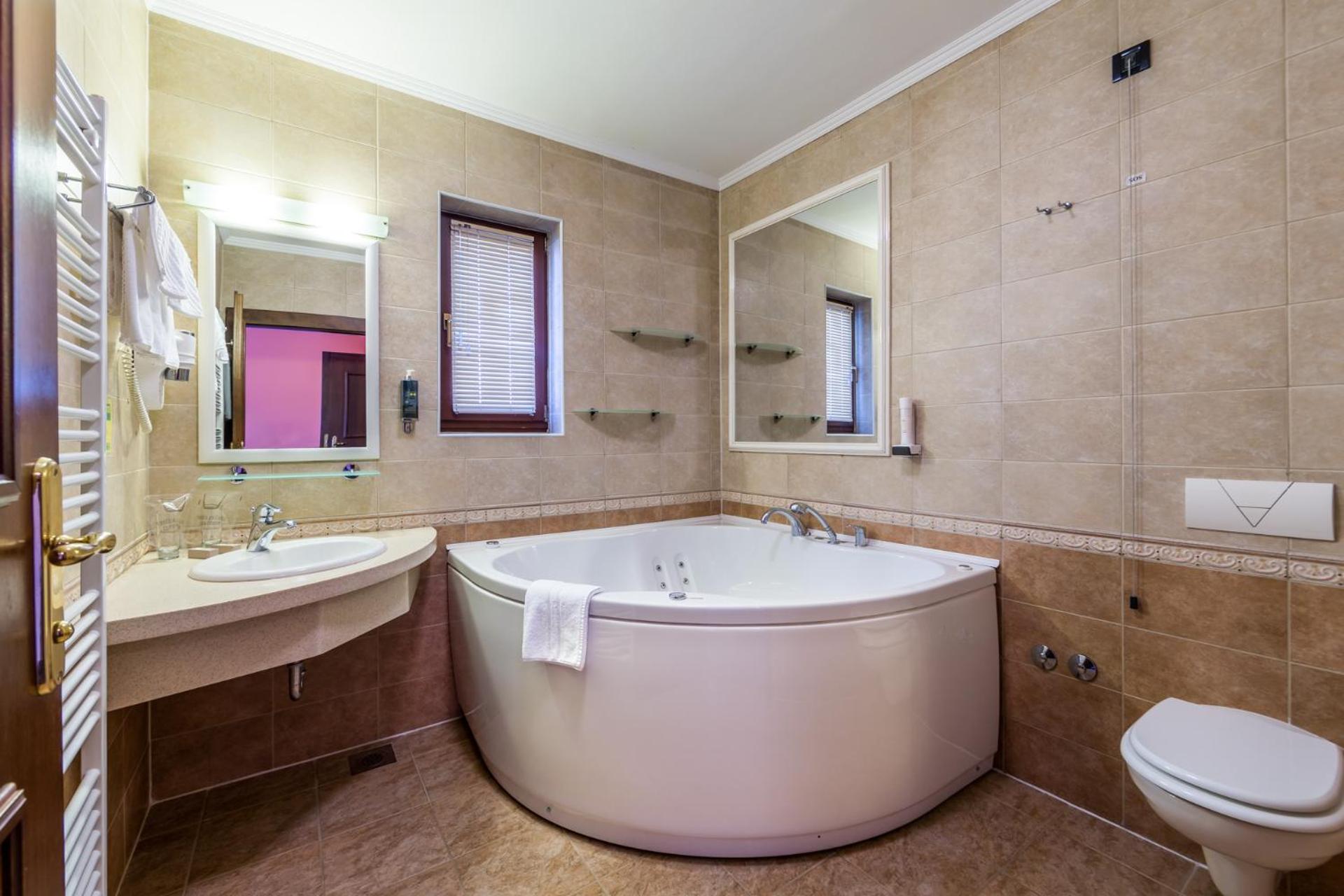 Honeymoon Suite - Photo 11